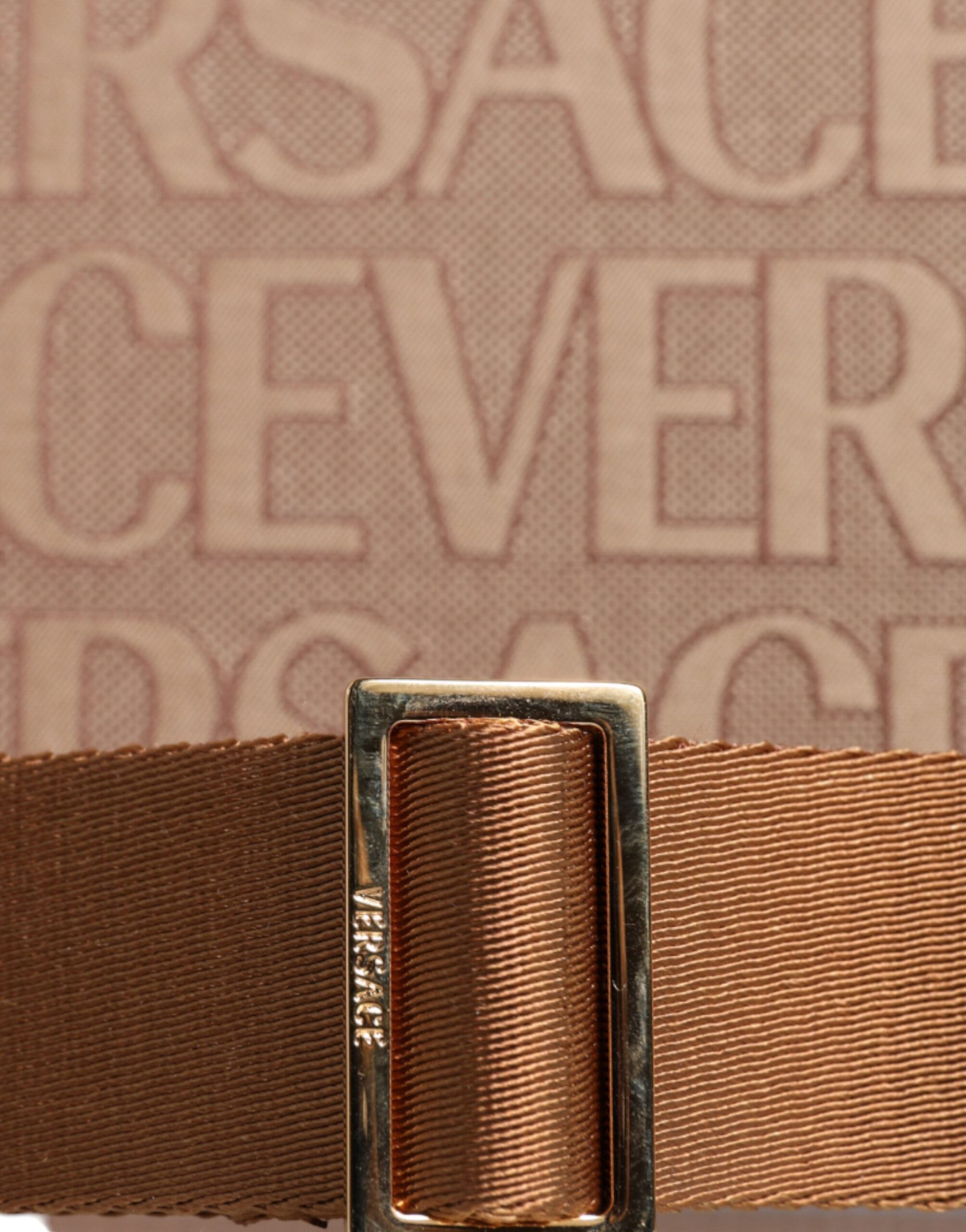 Sac cabas en jacquard marron Versace avec poignée en cuir et logo, sac à main croisé élégant et tendance.