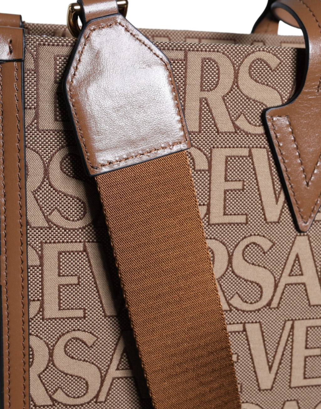 Sac à main à bandoulière Versace en jacquard marron en cuir avec logo, design élégant et pratique pour le quotidien.