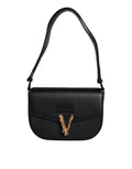 Sac à bandoulière versace en cuir de veau grainé noir avec logo emblématique, style élégant et sophistiqué.
