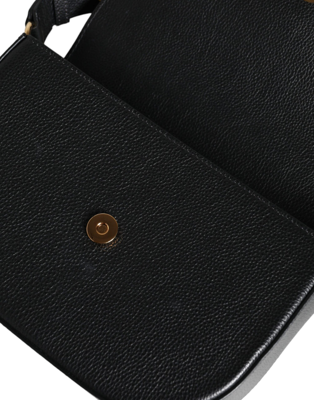 Sac à bandoulière Versace en cuir grainé noir avec logo emblématique, idéal pour un style élégant et pratique.