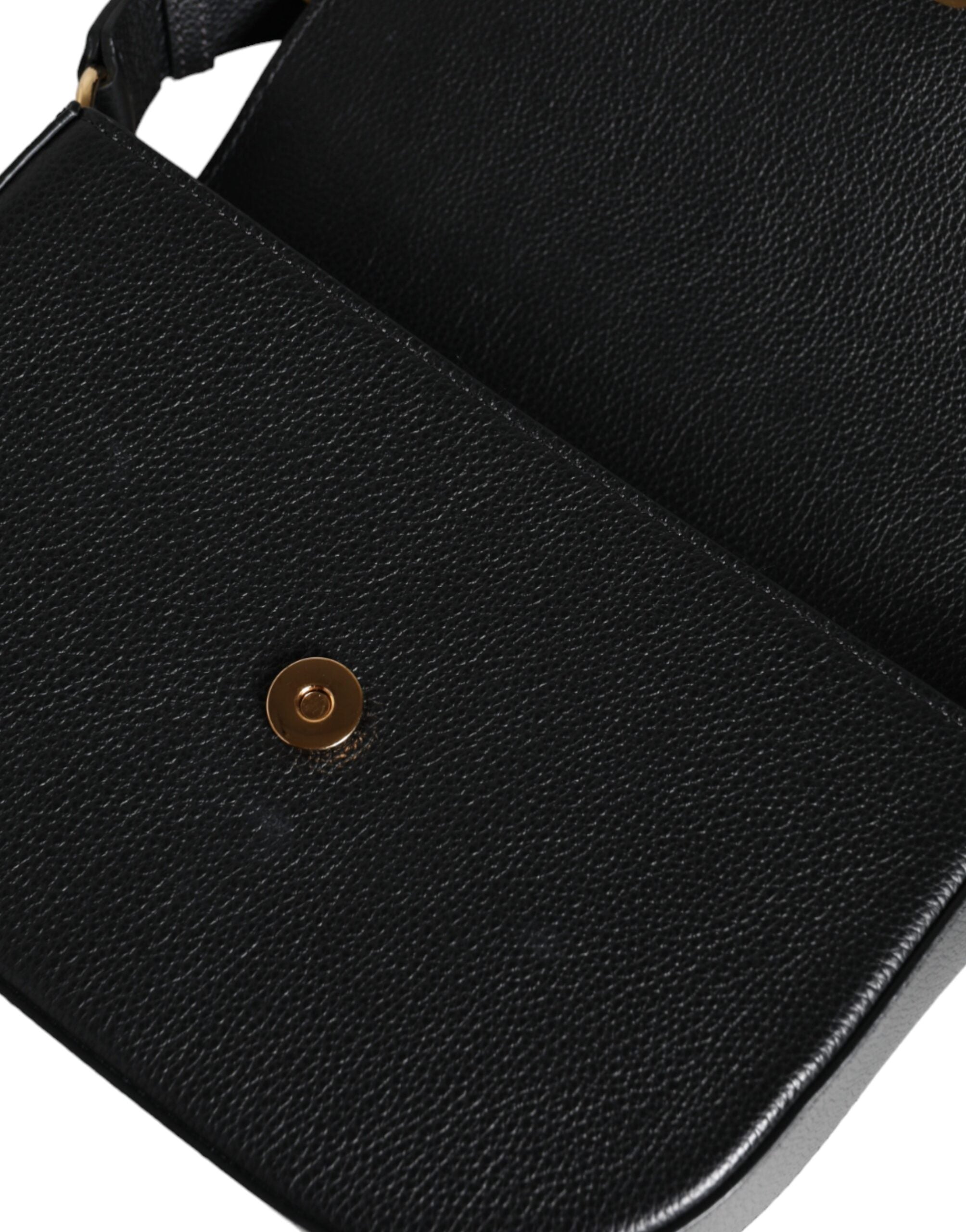 Sac à bandoulière Versace en cuir grainé noir avec logo emblématique, idéal pour un style élégant et pratique.