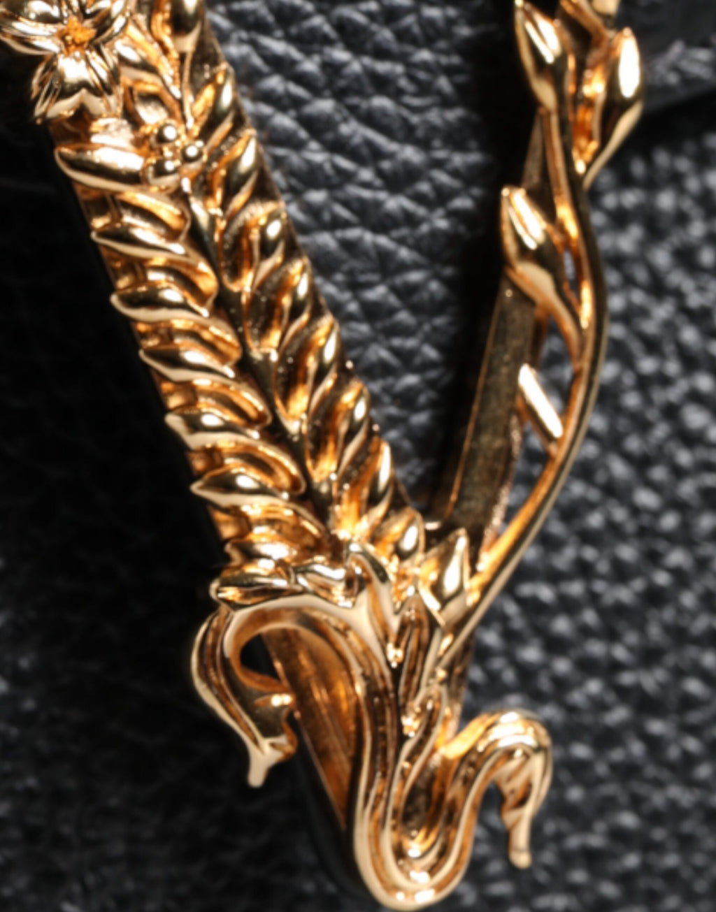 Sac à bandoulière en cuir grainé noir Versace avec logo, élégant et compact, parfait pour un style sophistiqué.