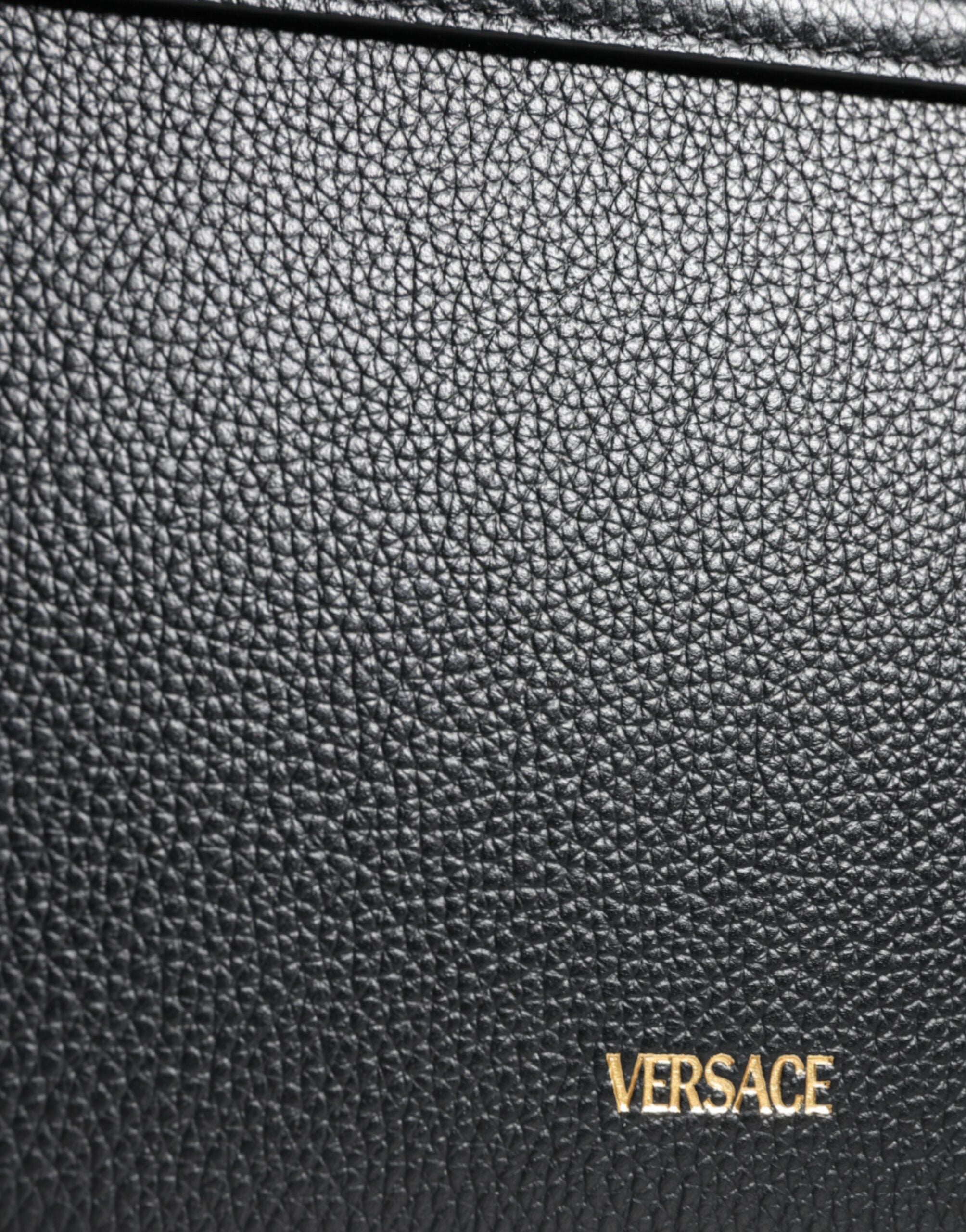 Sac à bandoulière Versace en cuir grainé noir avec logo, élégant et moderne, pour un style sophistiqué.
