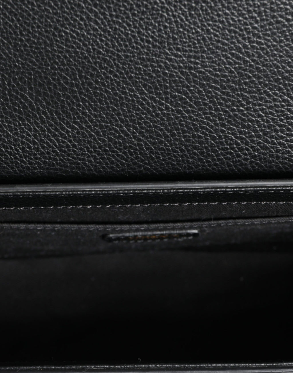 Sac à bandoulière en cuir grainé noir de Versace avec logo, style élégant et classique pour femme.