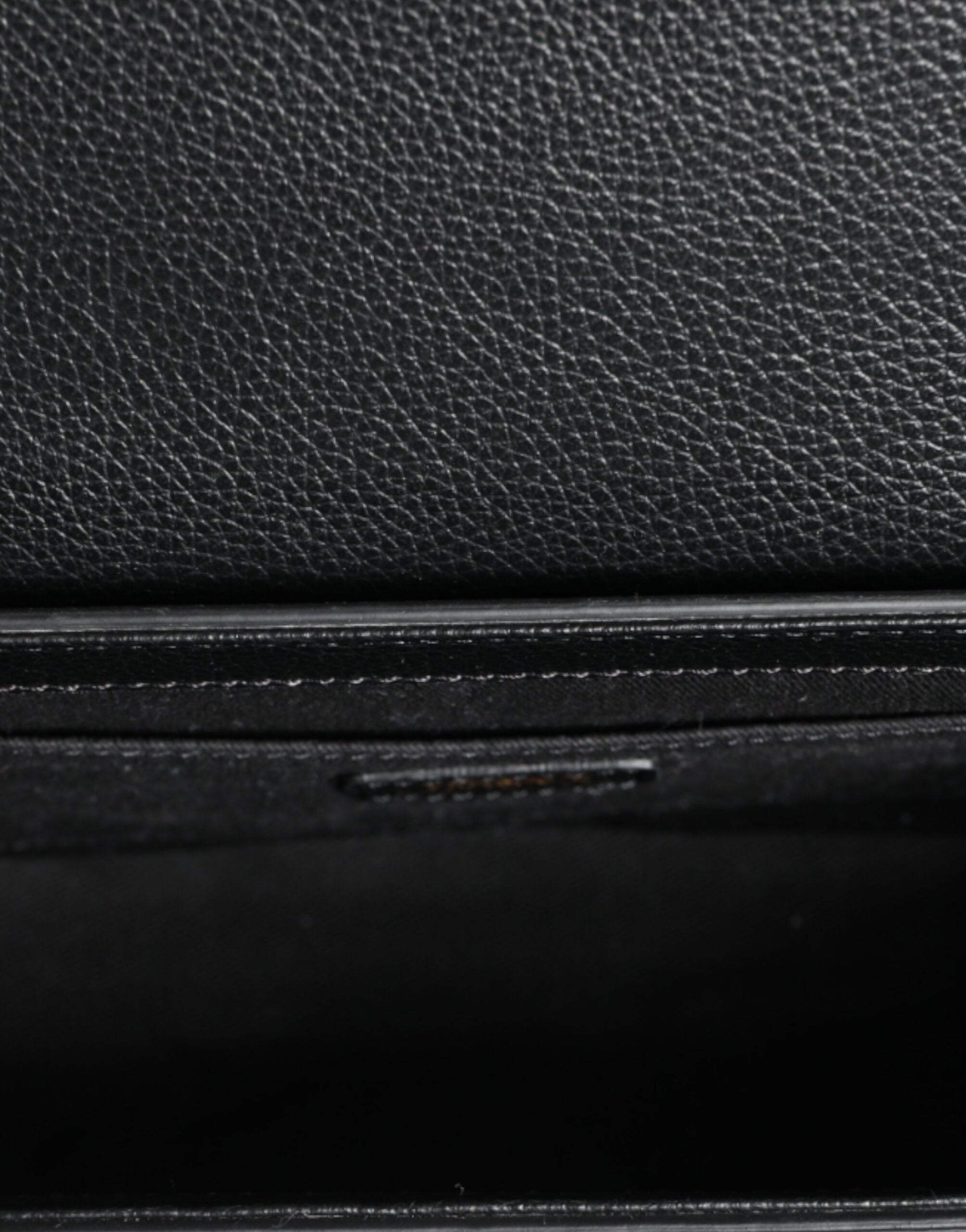 Sac à bandoulière en cuir grainé noir de Versace avec logo, style élégant et classique pour femme.