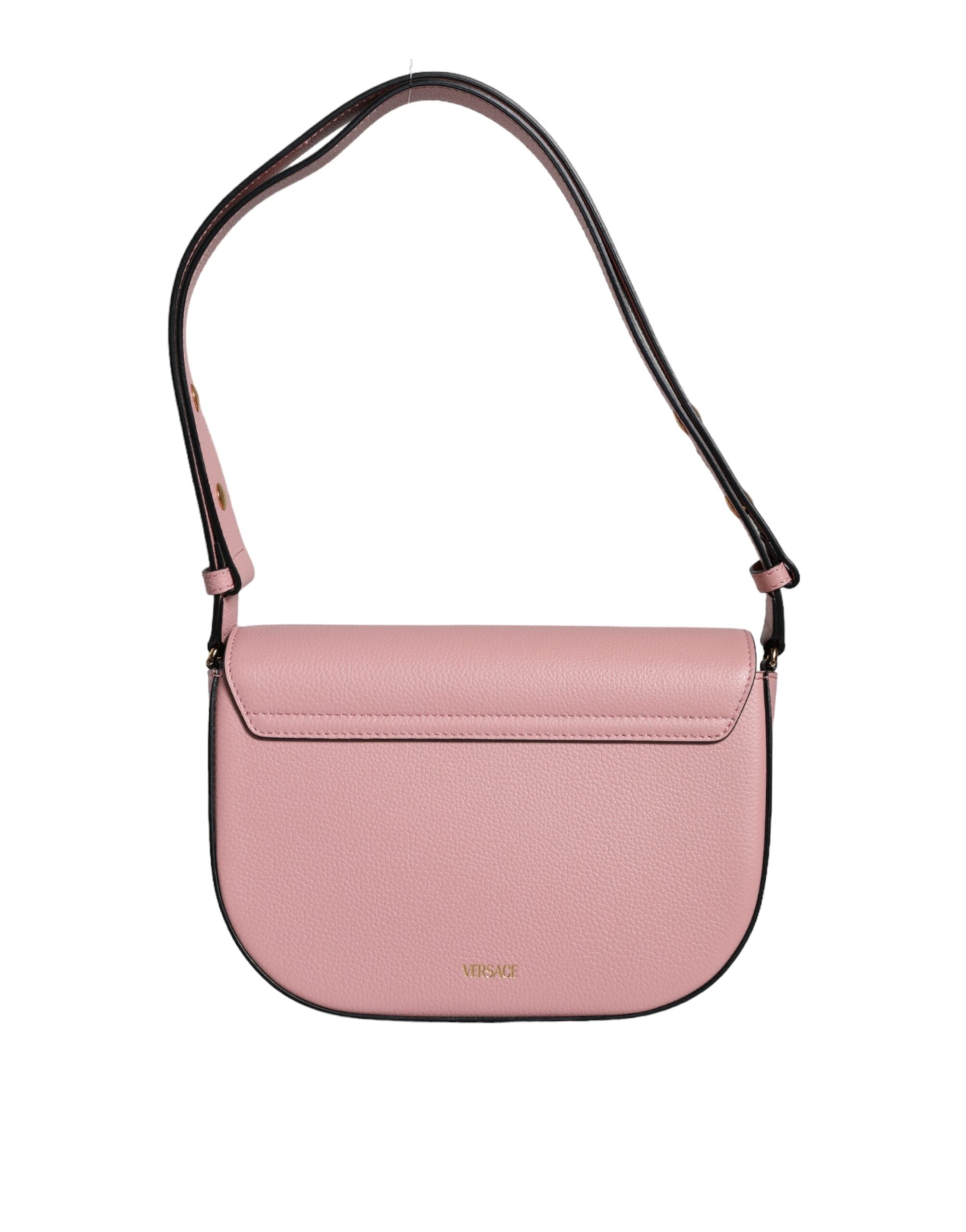 Sac à bandoulière Versace en cuir grainé rose avec logo emblématique, idéal pour un style élégant et sophistiqué.