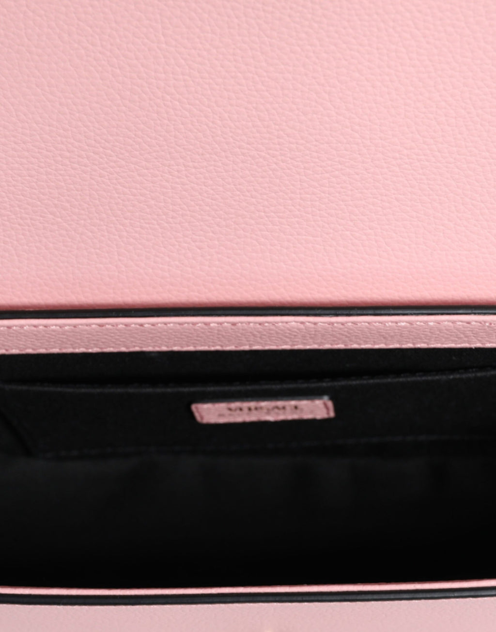 Sac à bandoulière Versace en cuir grainé rose avec logo, design élégant et moderne, idéal pour un style sophistiqué.