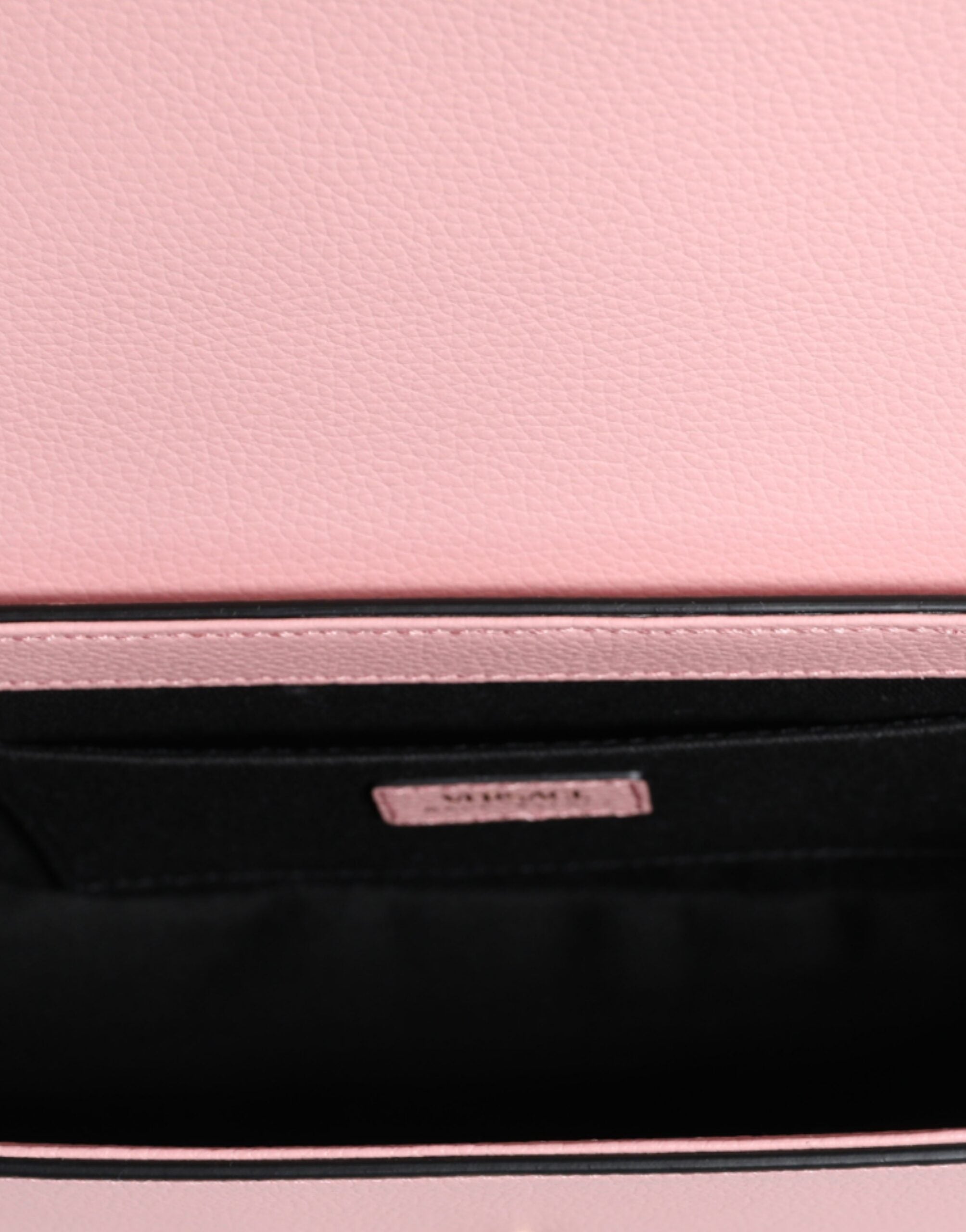 Sac à bandoulière Versace en cuir grainé rose avec logo, design élégant et moderne, idéal pour un style sophistiqué.