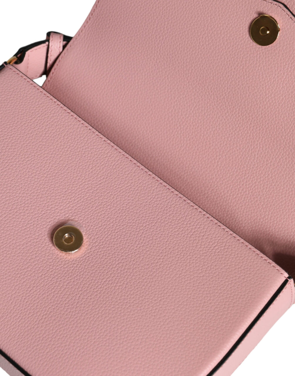 Sac à bandoulière Versace en cuir grainé rose avec logo, élégant et pratique pour un look chic.