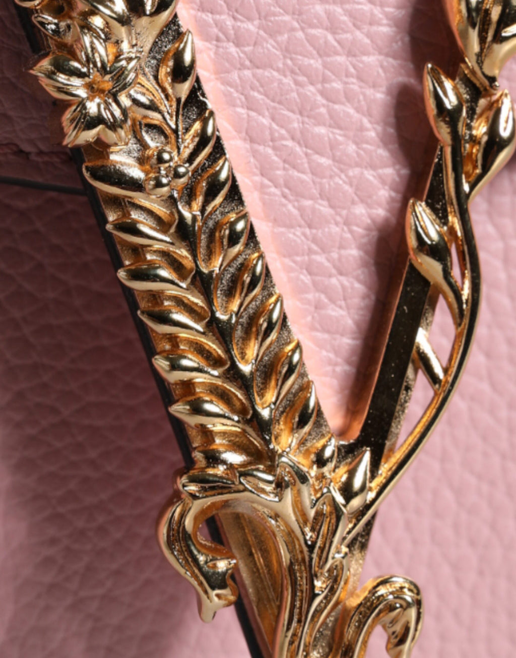 Sac à bandoulière Versace en cuir de veau grainé rose avec logo, élégant et compact pour un style sophistiqué.