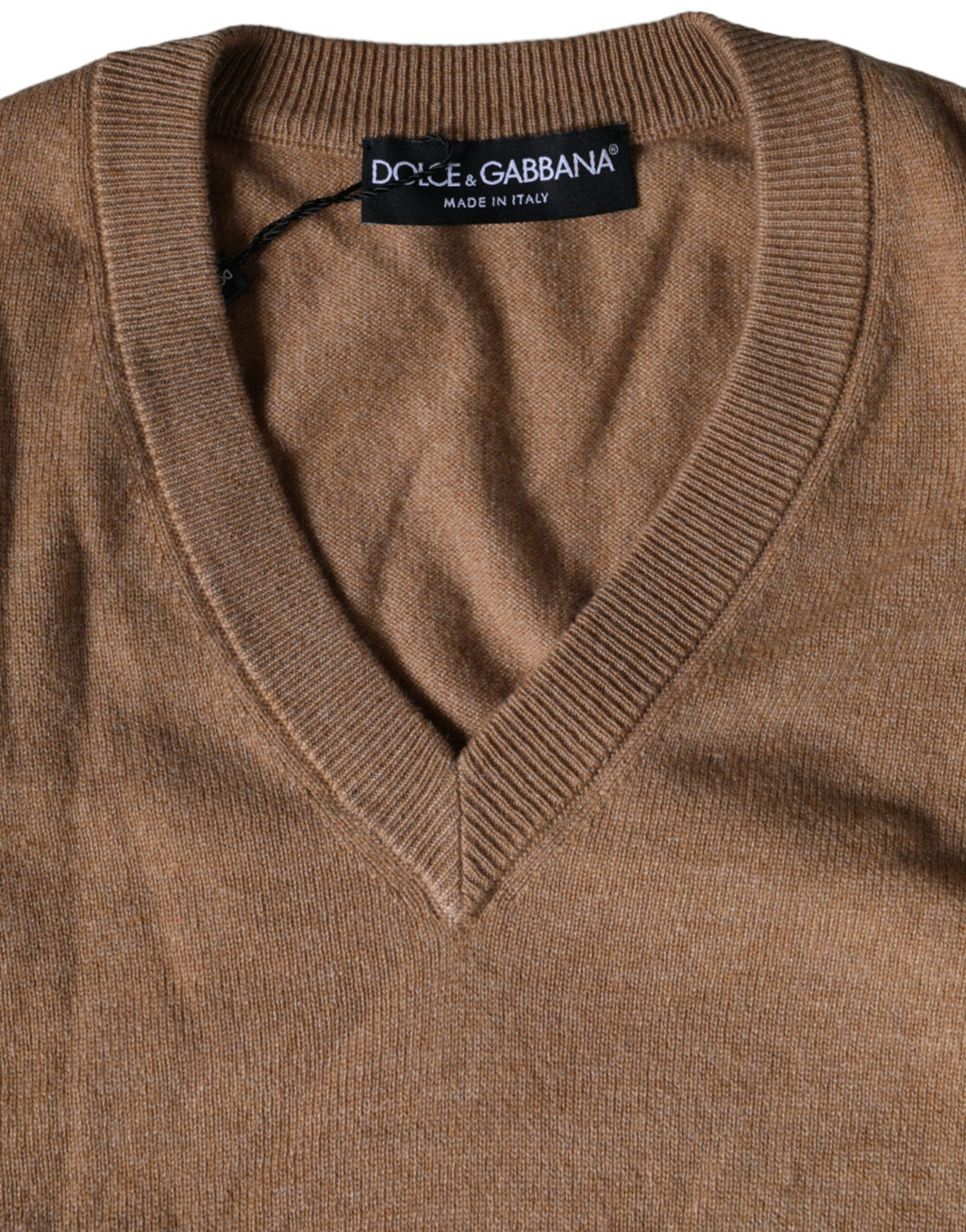 Pull en cachemire marron Dolce & Gabbana à col en V, pull-over élégant avec maille douce et confortable.