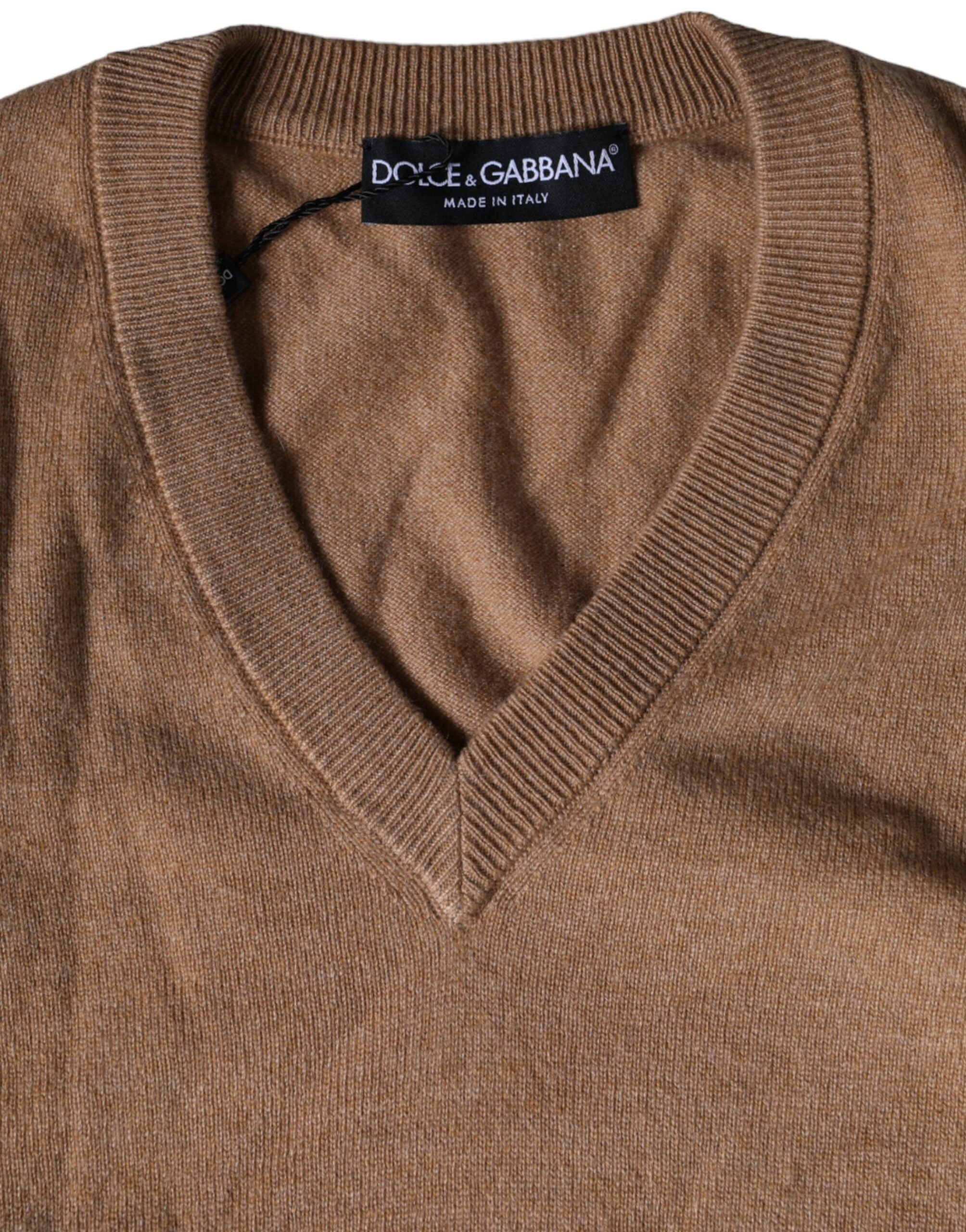 Pull en cachemire marron Dolce & Gabbana à col en V, pull-over élégant avec maille douce et confortable.