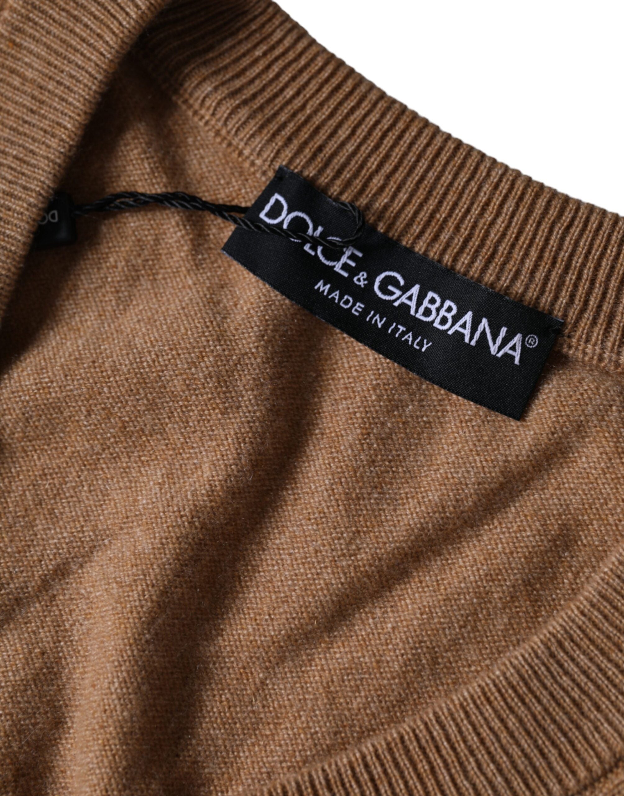 Pull en cachemire marron Dolce & Gabbana avec col en V, doux et élégant, porté sur un mannequin.
