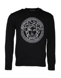 Pull-over noir Versace avec broderie Méduse, col rond et design élégant, en tissu confortable et luxueux.