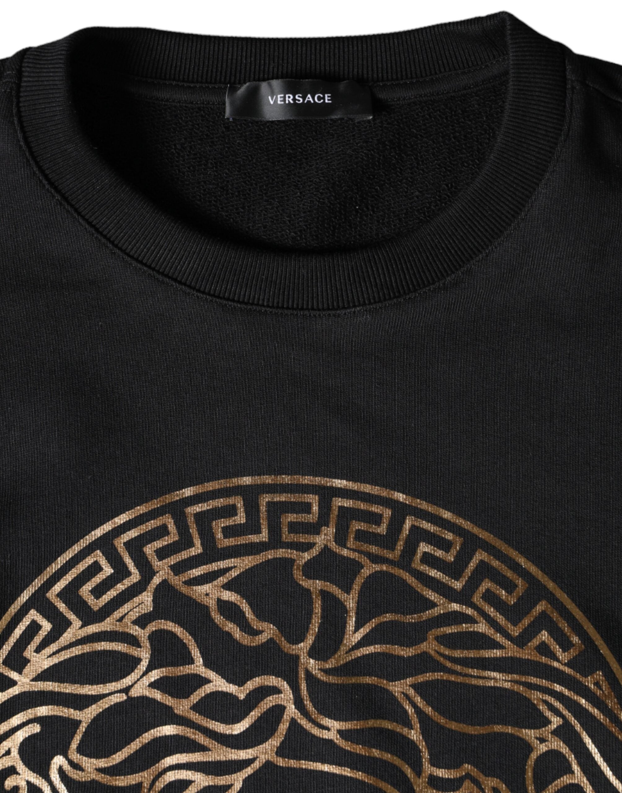 Sweatshirt en coton noir Versace avec col rond et motif Medusa, style décontracté et élégant.