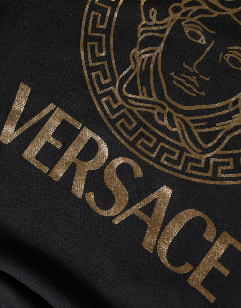 Sweatshirt en coton noir Versace avec col rond et logo Medusa, style décontracté et élégant.