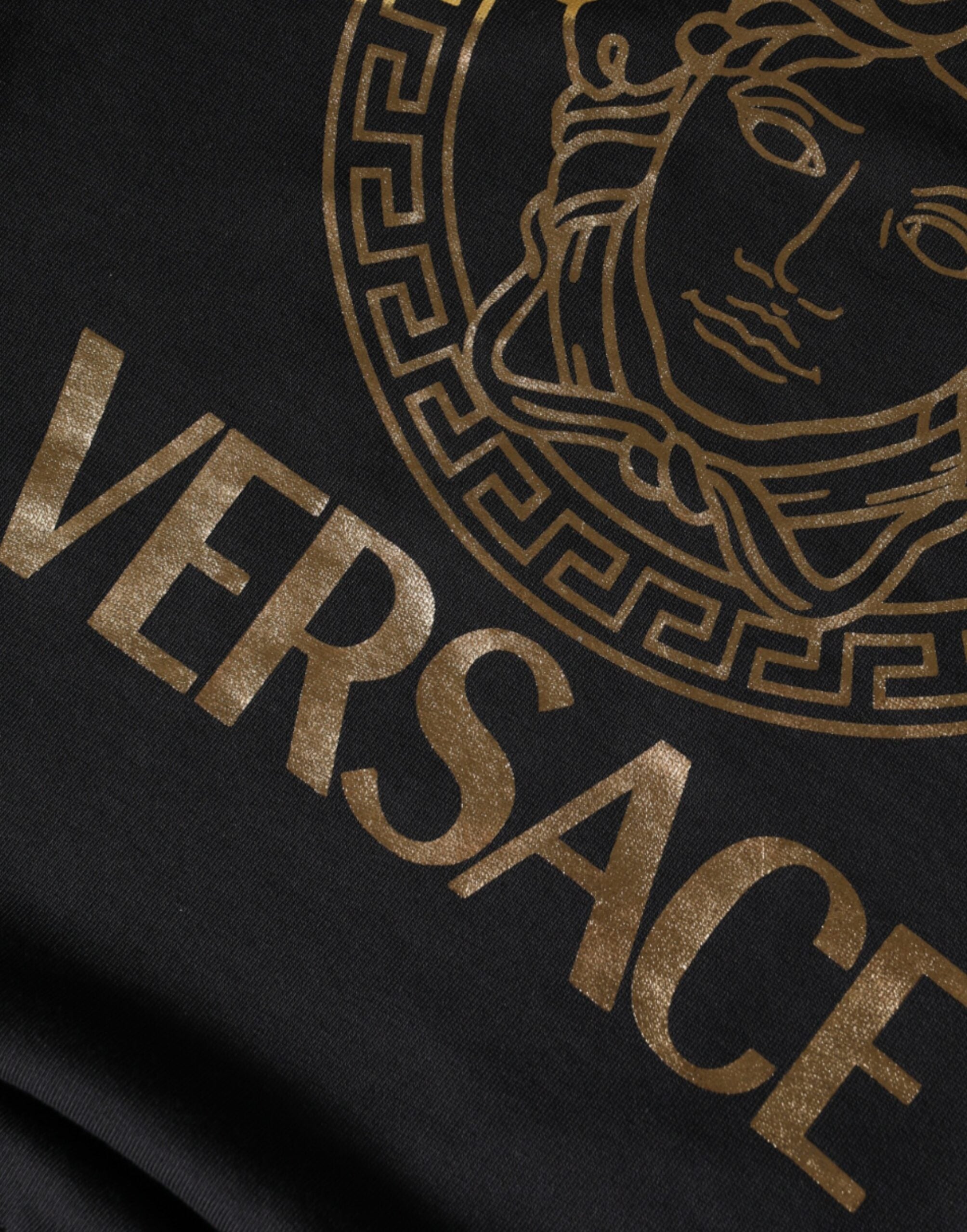 Sweatshirt en coton noir Versace avec col rond et logo Medusa, style décontracté et élégant.