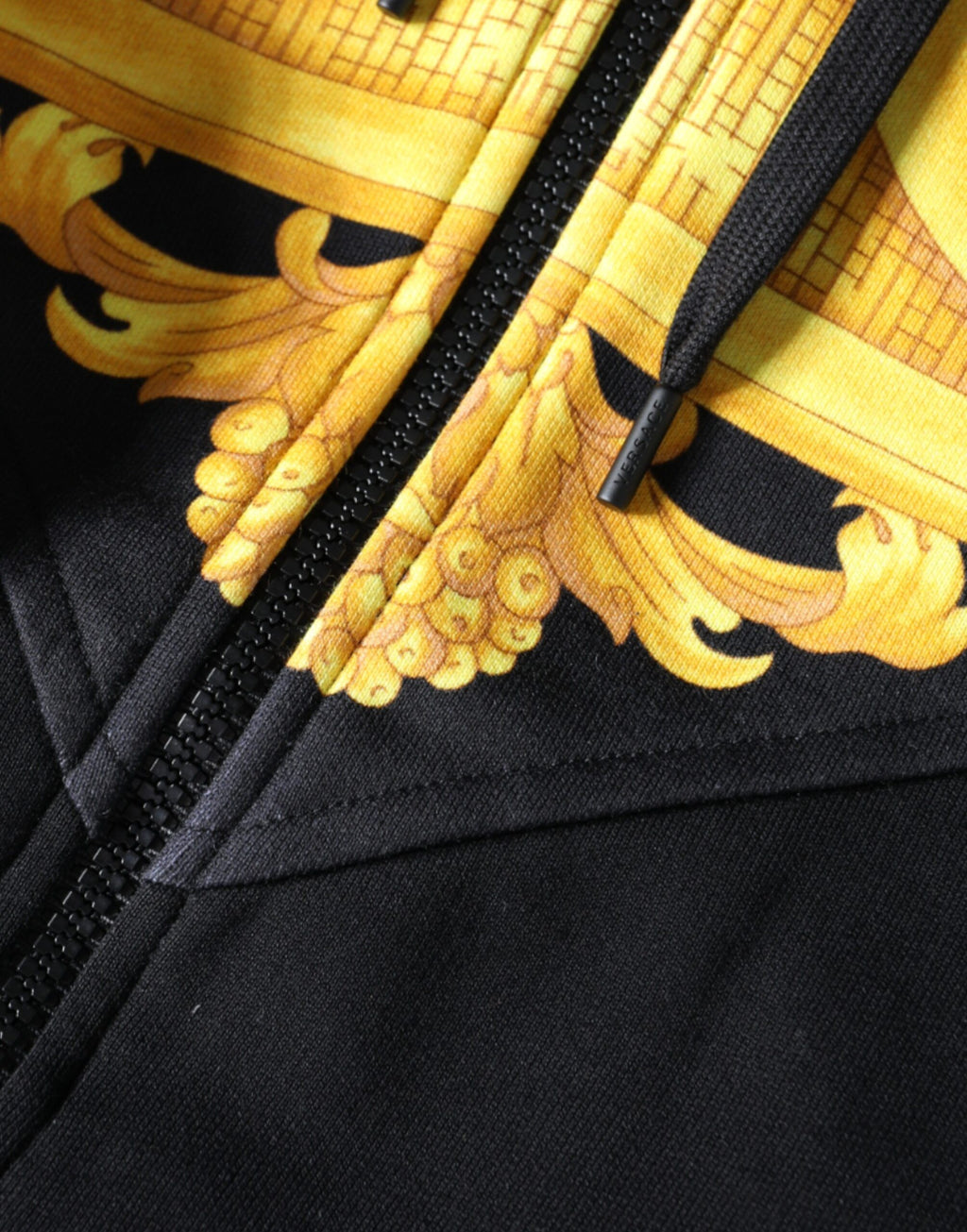 Sweat à capuche en coton noir Versace avec motif Medusa, fermeture éclair complète, style décontracté et luxueux.