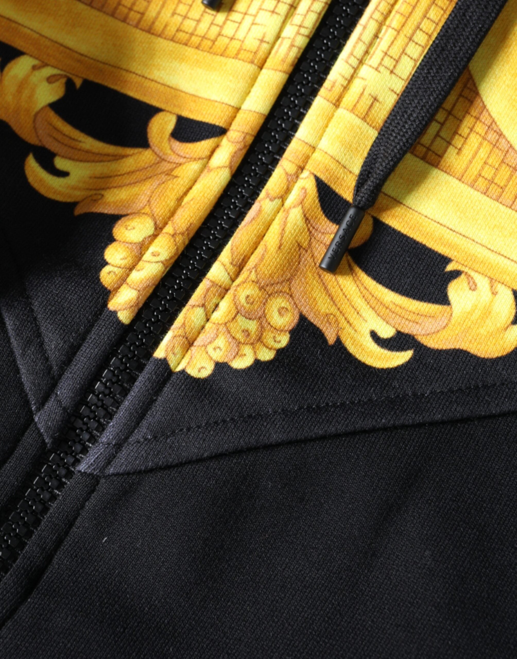 Sweat à capuche en coton noir Versace avec motif Medusa, fermeture éclair complète, style décontracté et luxueux.