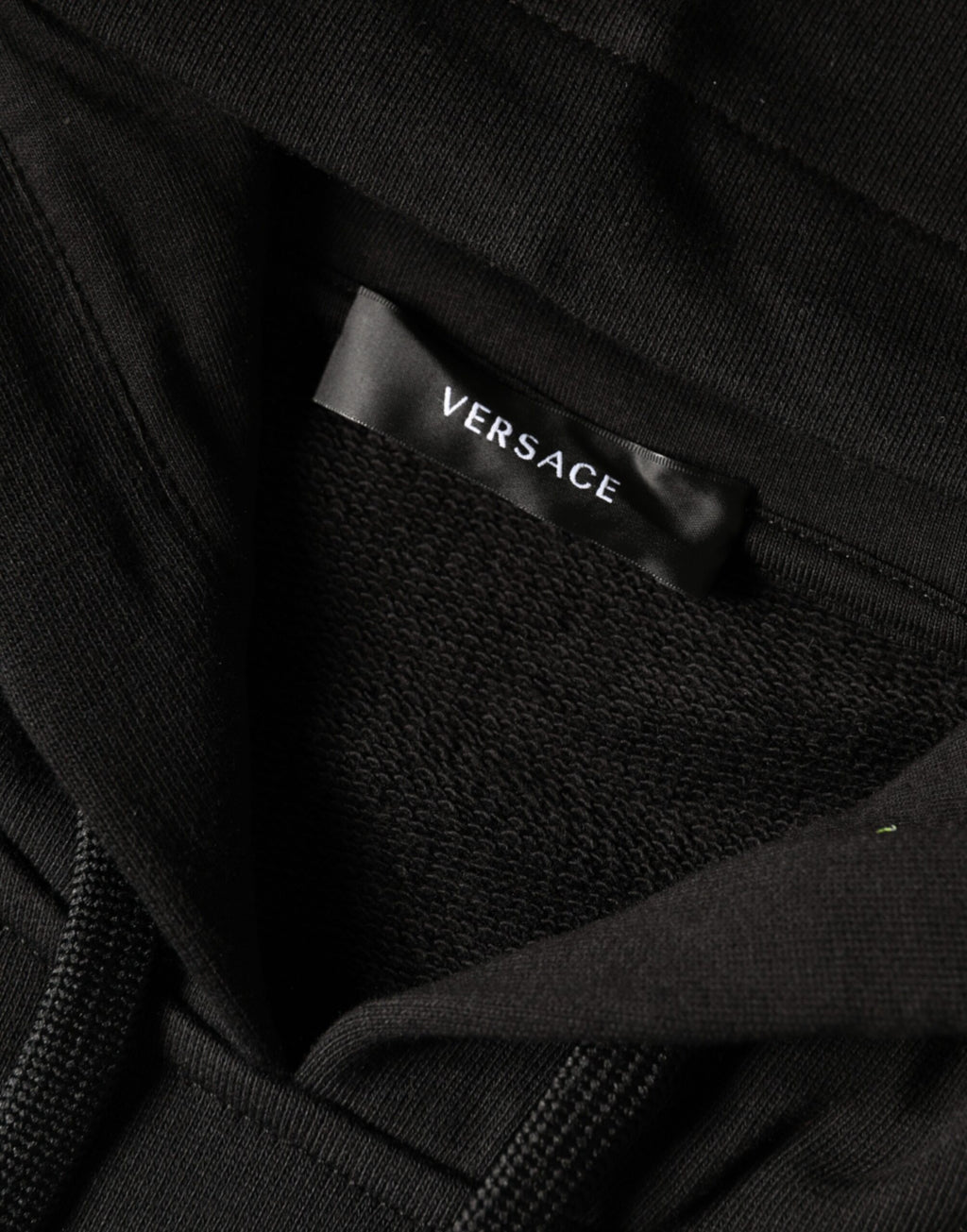 Sweat à capuche en coton noir Versace avec logo Medusa imprimé, pull-over élégant et confortable.