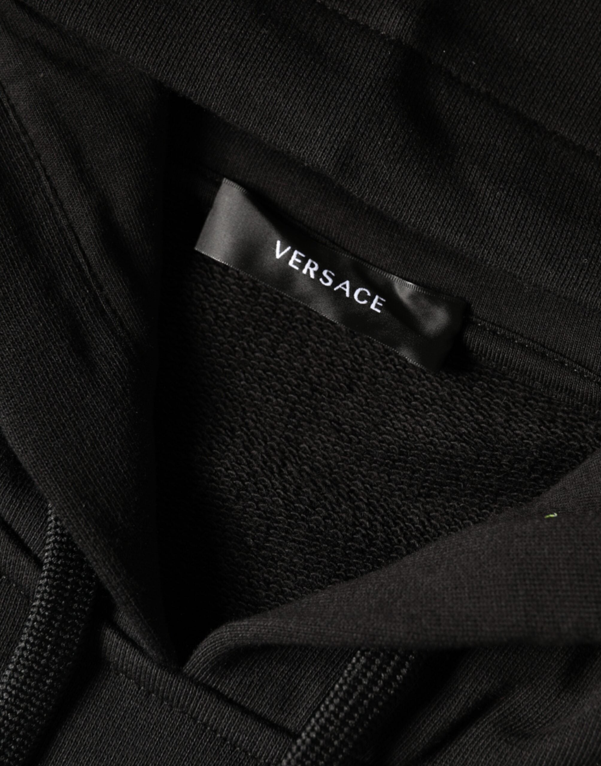 Sweat à capuche en coton noir Versace avec logo Medusa imprimé, pull-over élégant et confortable.