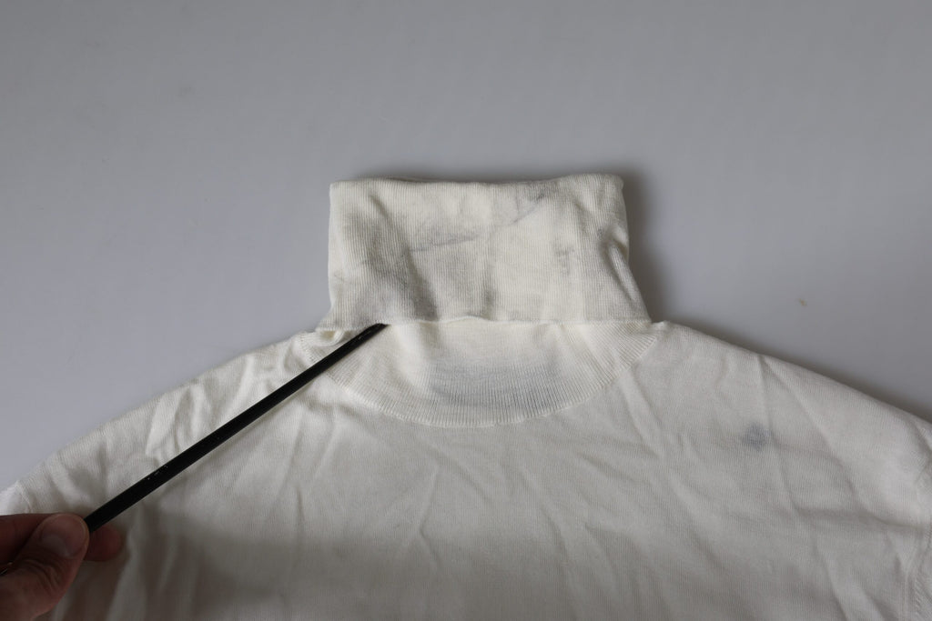 Pull en laine blanc cassé Dolce & Gabbana à col roulé, style élégant et chaud, visible de face avec détails du tissu.