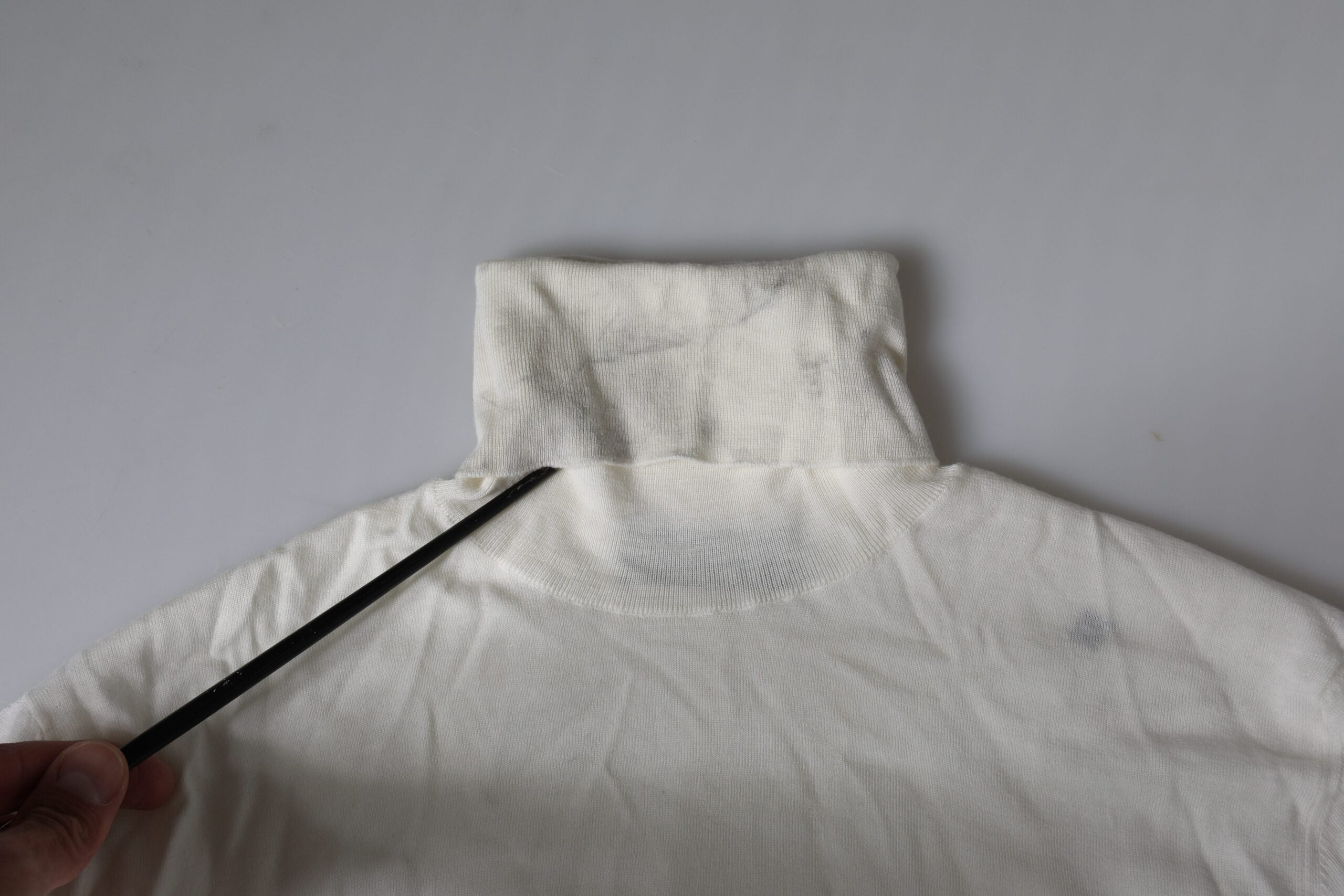Pull en laine blanc cassé Dolce & Gabbana à col roulé, style élégant et chaud, visible de face avec détails du tissu.