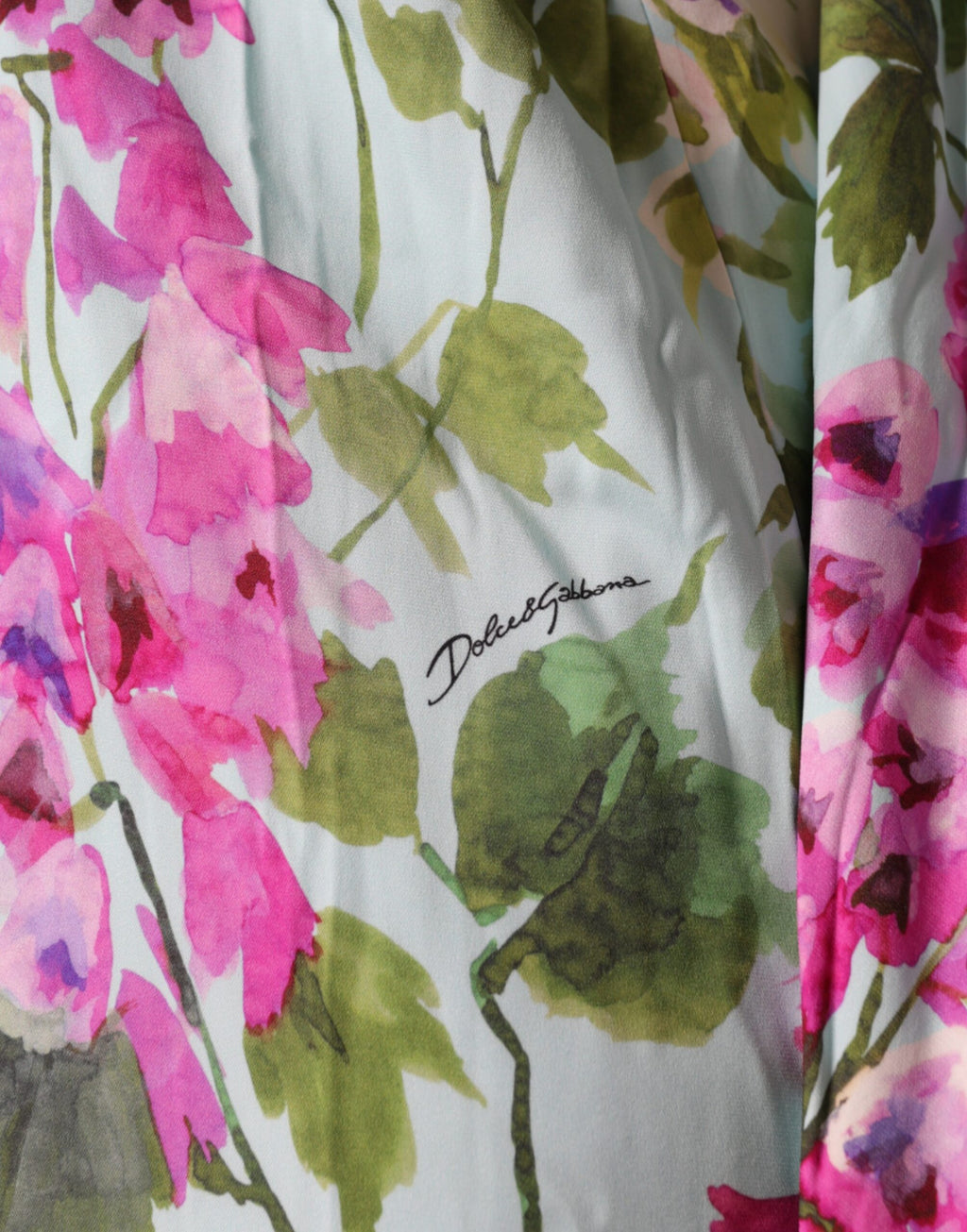 Robe enveloppante en soie multicolore à fleurs de Dolce & Gabbana, mettant en valeur un style élégant et sophistiqué.