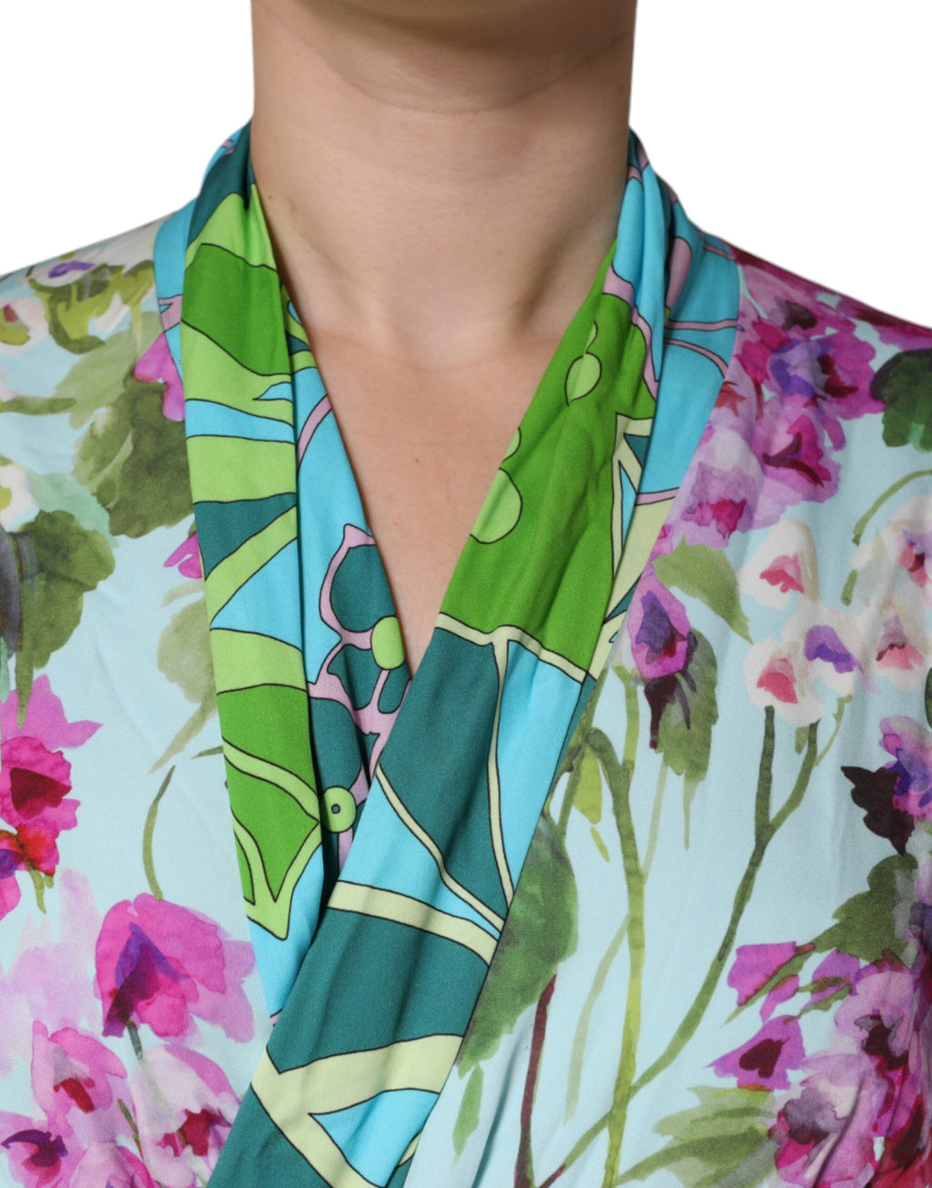 Robe portefeuille en soie multicolore à fleurs de Dolce & Gabbana, élégante et ajustée, avec motif floral vibrant.