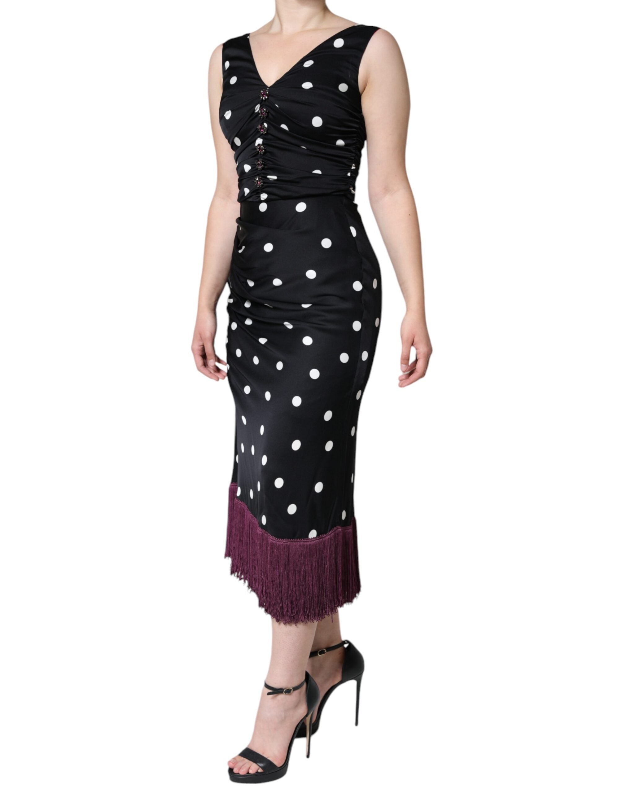 Robe midi en soie noire à pois blanc avec décolleté en V et tassels, signe Dolce & Gabbana.