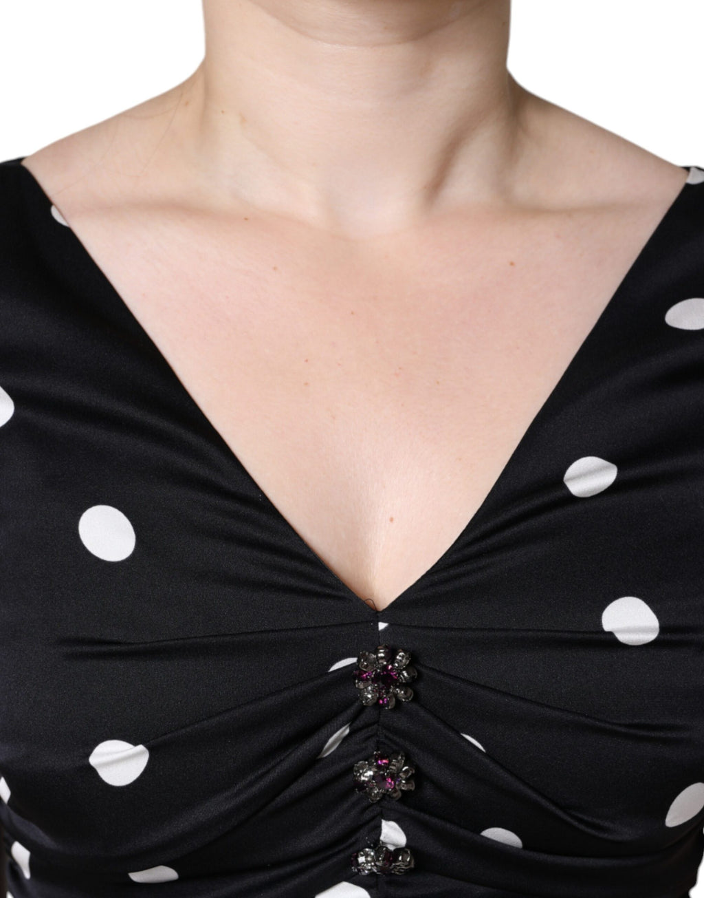 Robe midi noire en soie à pois Dolce & Gabbana avec décolleté en V et franges, élégante et fluide.