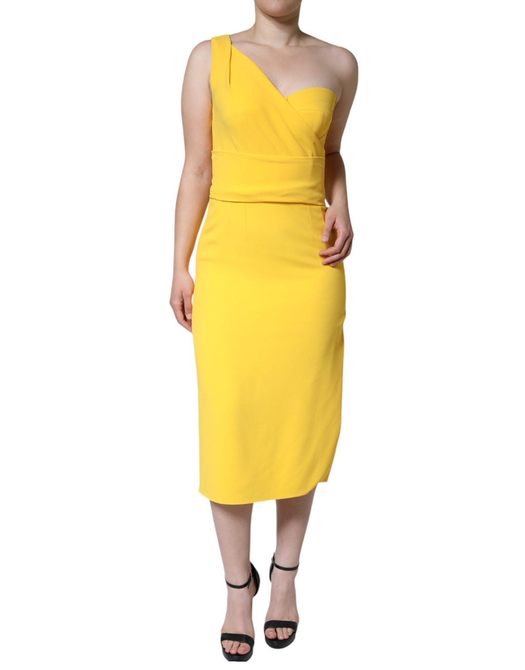 Robe midi jaune à une épaule Dolce & Gabbana avec fente sur le côté, élégante et fluide, portée sur un mannequin.