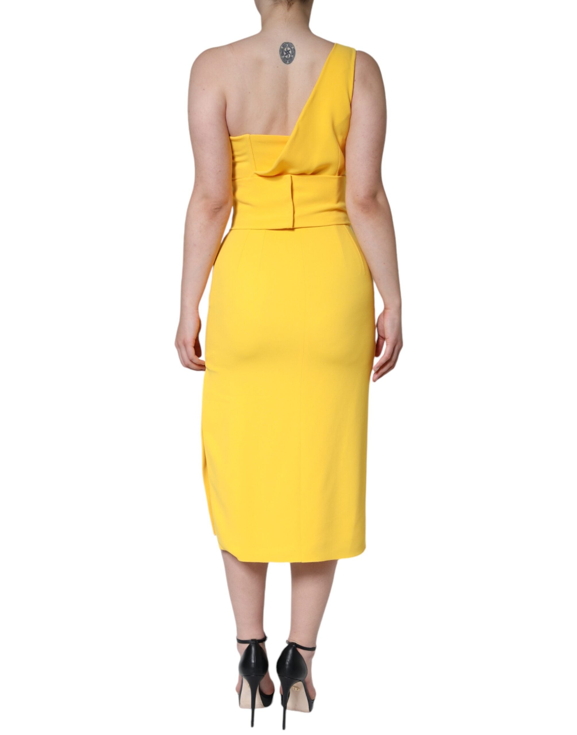 Robe midi jaune à épaule unique Dolce & Gabbana avec fente latérale et coupe élégante, parfaite pour une tenue sophistiquée.