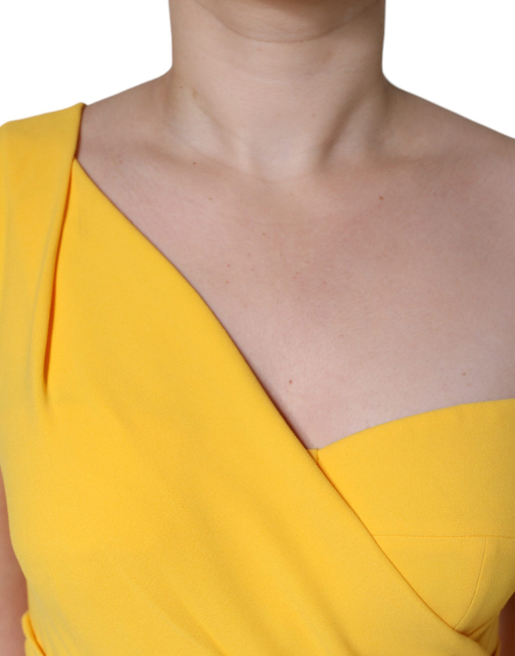 Robe midi jaune à une épaule de Dolce & Gabbana avec fente latérale, élégante et sophistiquée, portée sur un mannequin.