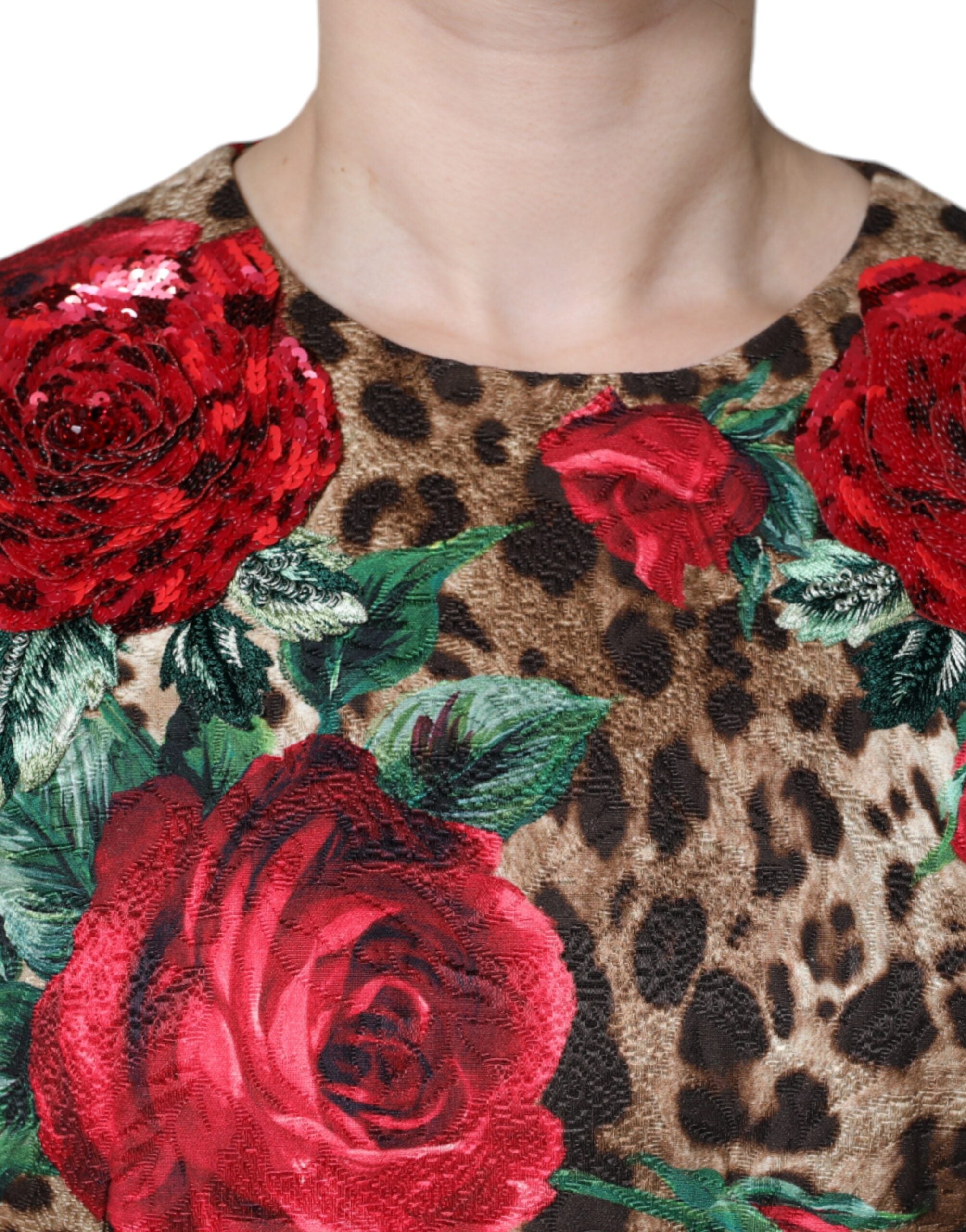 Robe en coton Dolce & Gabbana à coupe évasée, motif léopard marron, roses rouges, style élégant et féminin.