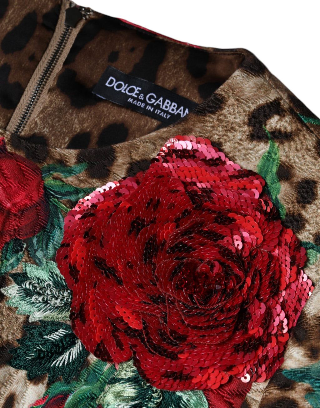 Robe en coton Dolce & Gabbana à coupe trapèze avec motif léopard marron, roses rouges et détails élégants.