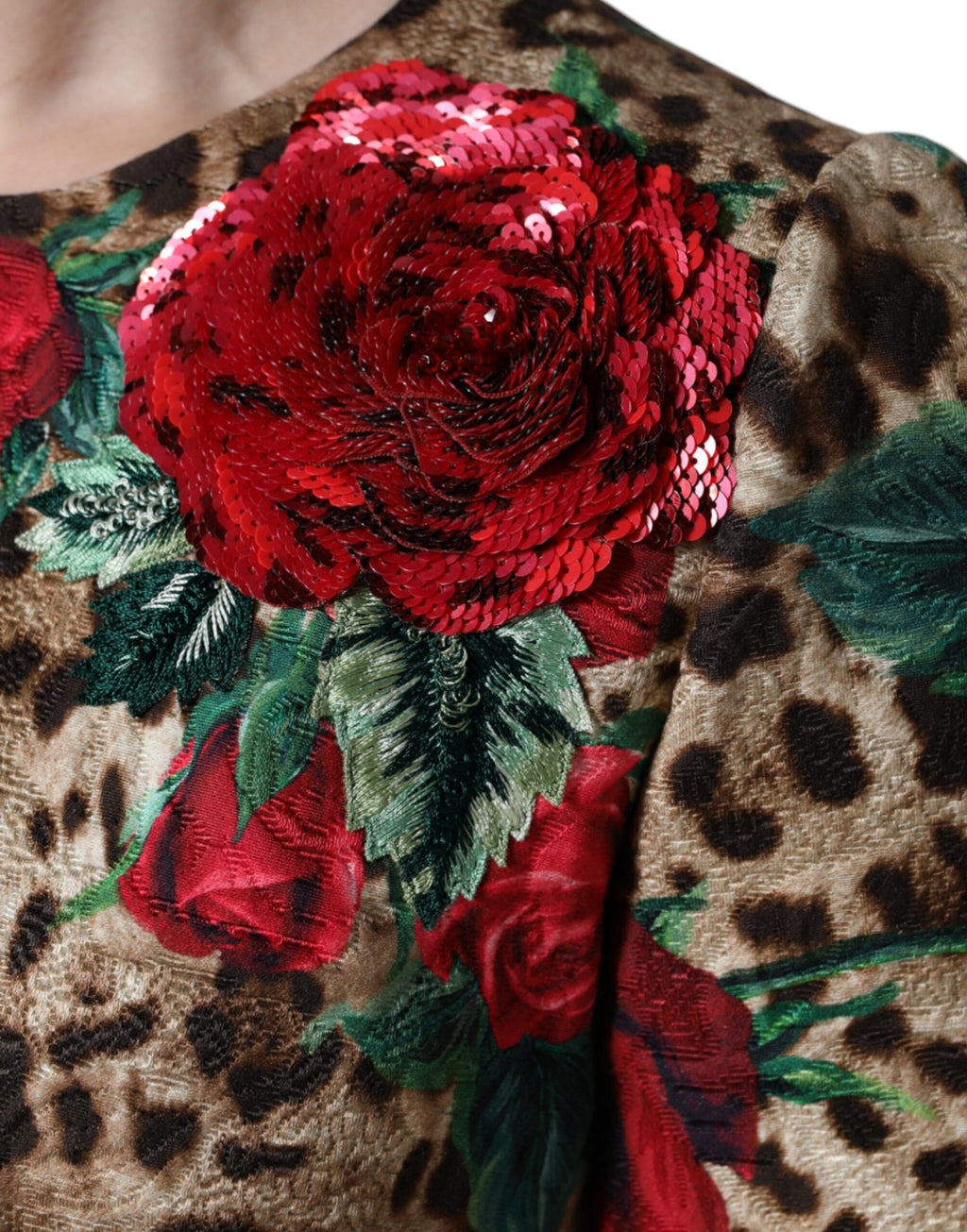 Robe en coton Dolce & Gabbana à coupe évasée, motif léopard brun avec roses rouges, style élégant et tendance.