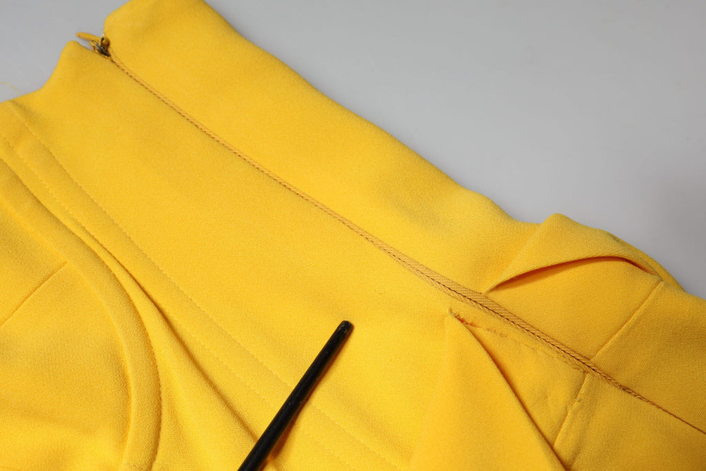 Robe midi jaune à une épaule avec fente latérale de Dolce & Gabbana, élégante et sophistiquée, vue de face.