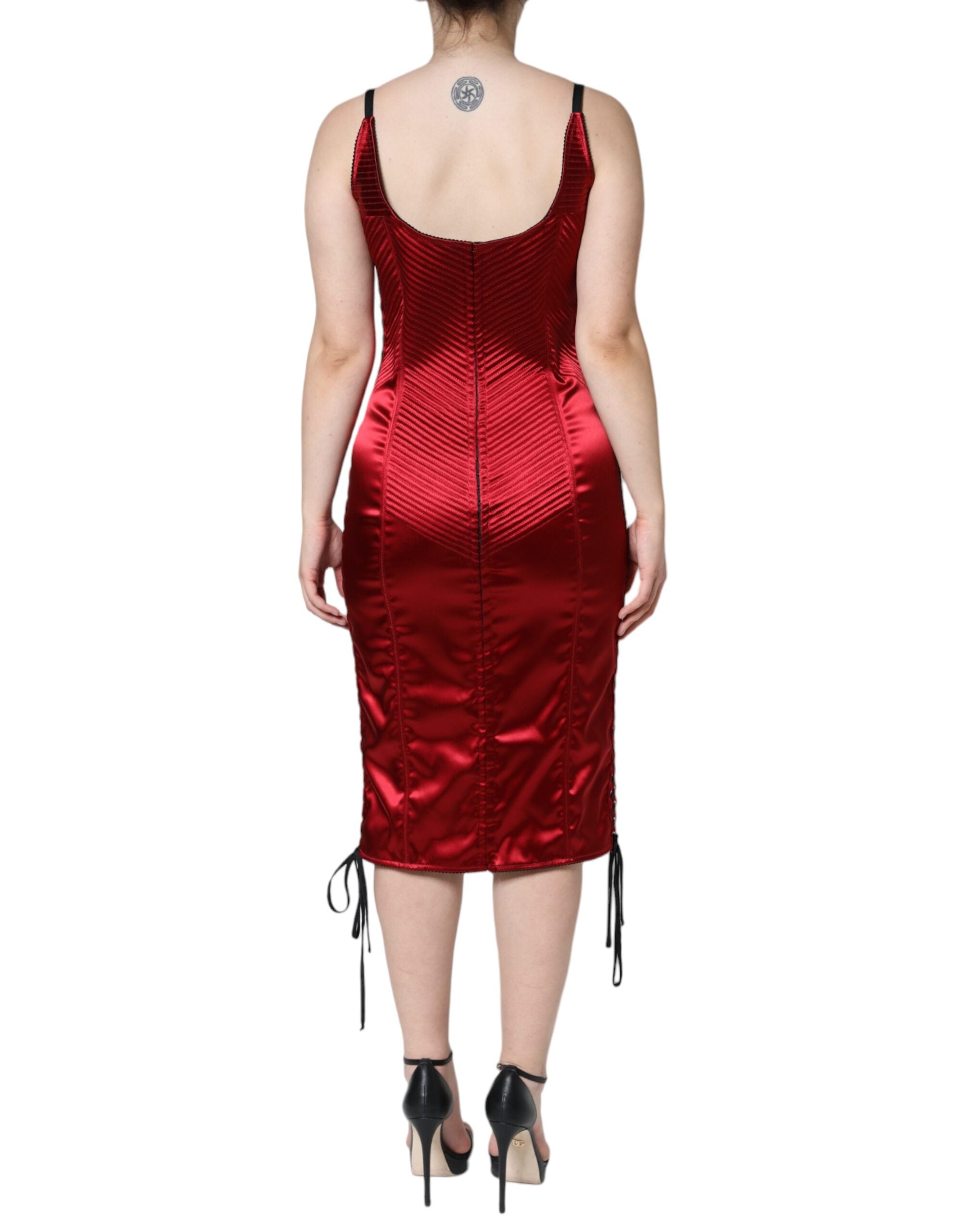 Robe midi moulante Dolce & Gabbana avec corset en dentelle rouge et bustier, ajustée et élégante, vue de face.