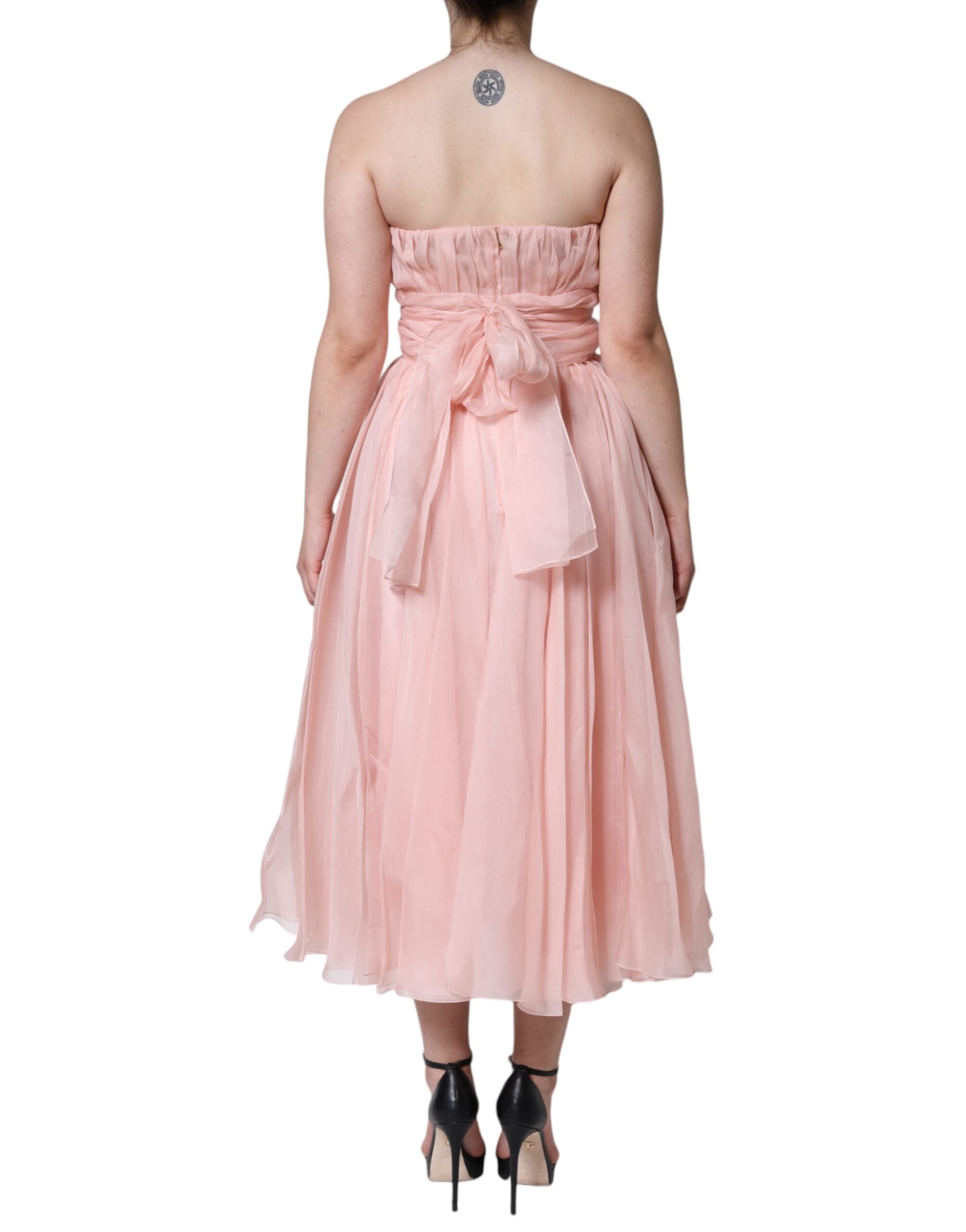 Robe longue rose en soie sans bretelles de Dolce & Gabbana, coupe évasée de style maxi et élégante.