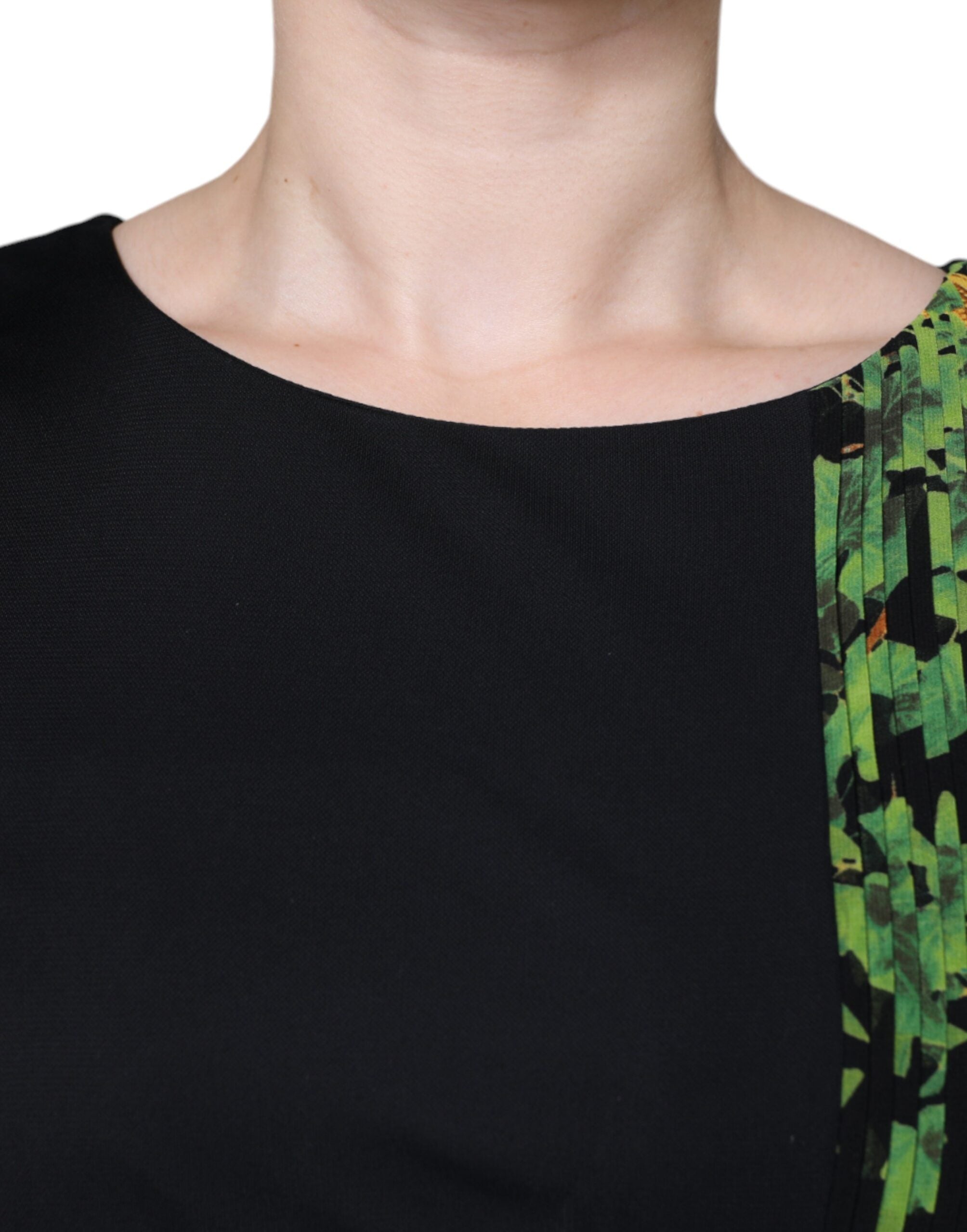Robe Roberto Cavalli à fleurs multicolores, coupe près du corps, longueur genou, en tissu élégant.
