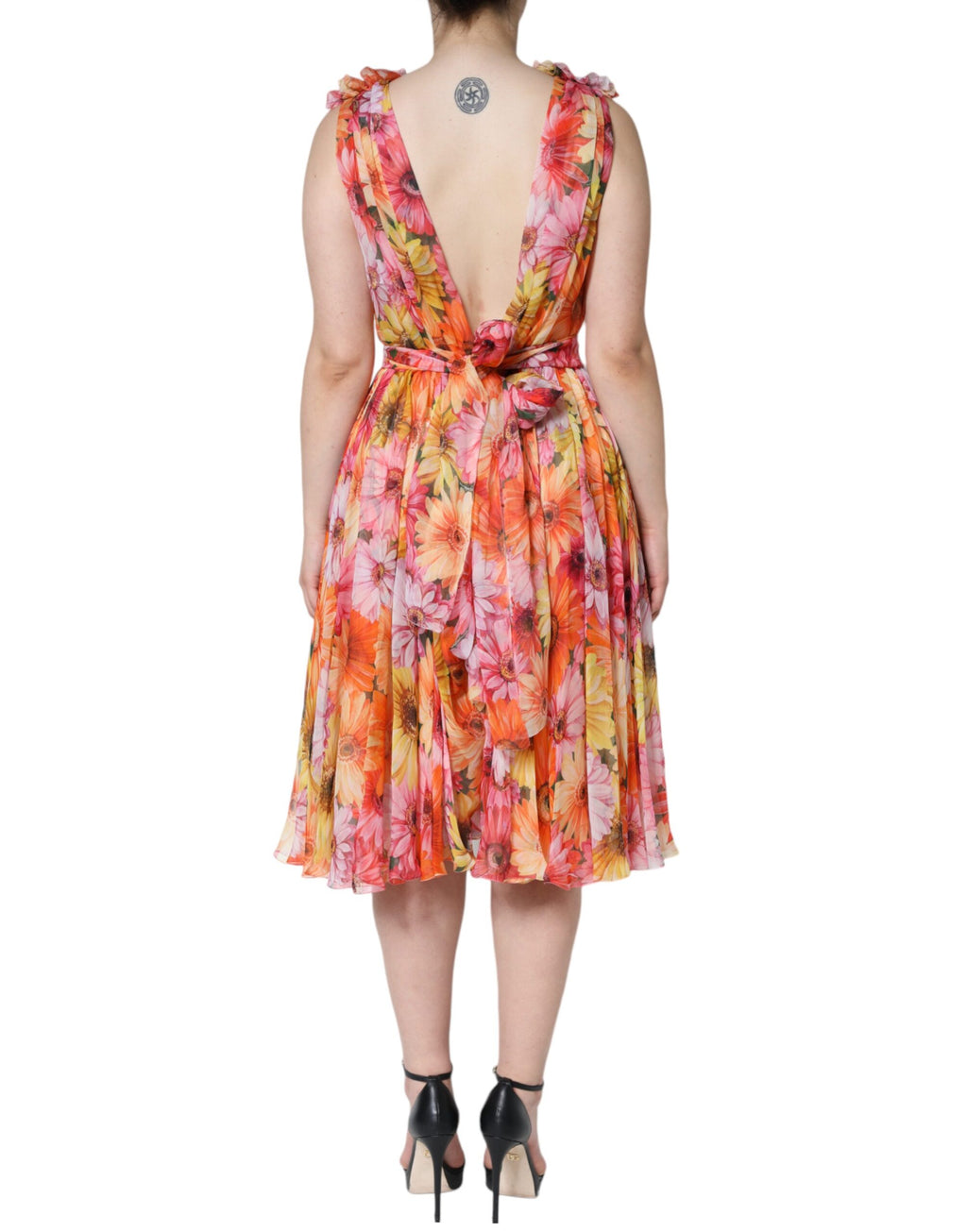 Robe midi sans manches Dolce & Gabbana à fleurs multicolores, décolleté en V, look élégant et coloré.