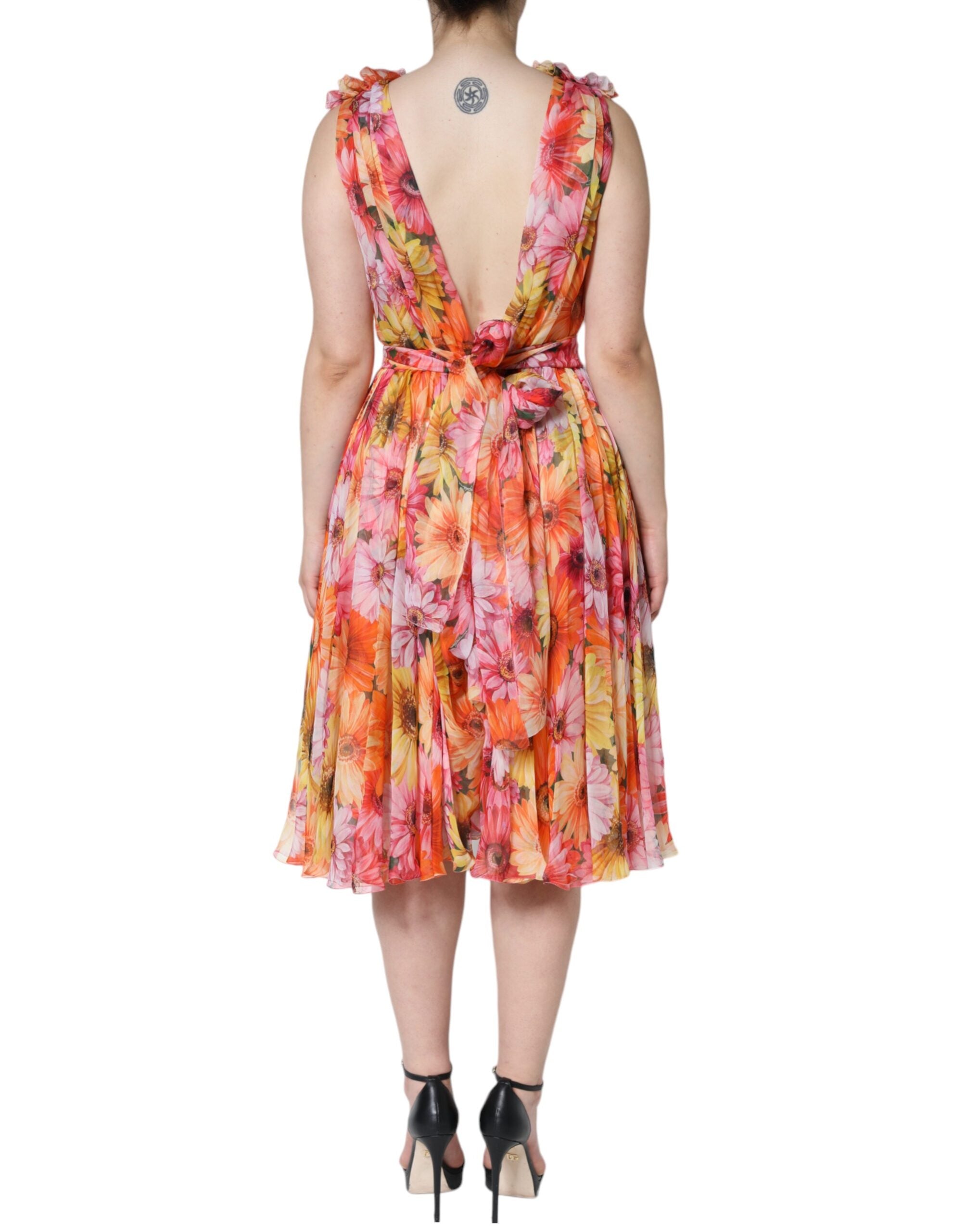 Robe midi sans manches Dolce & Gabbana à fleurs multicolores, décolleté en V, look élégant et coloré.
