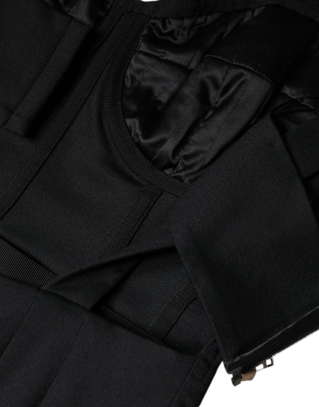 Robe courte noire sans manches de Dolce & Gabbana, coupe moulante et découpes élégantes, pour un look sophistiqué.