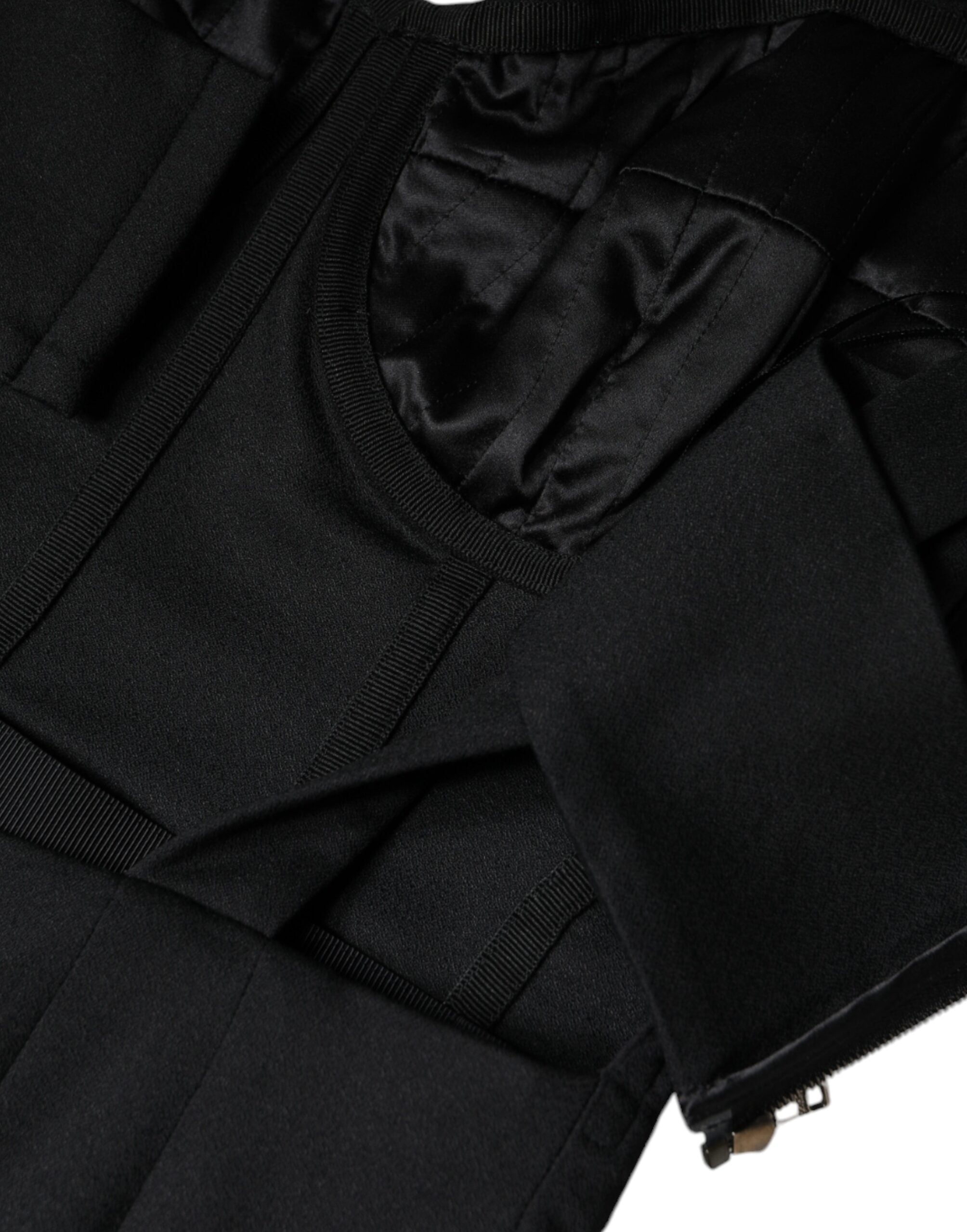 Robe courte noire sans manches de Dolce & Gabbana, coupe moulante et découpes élégantes, pour un look sophistiqué.
