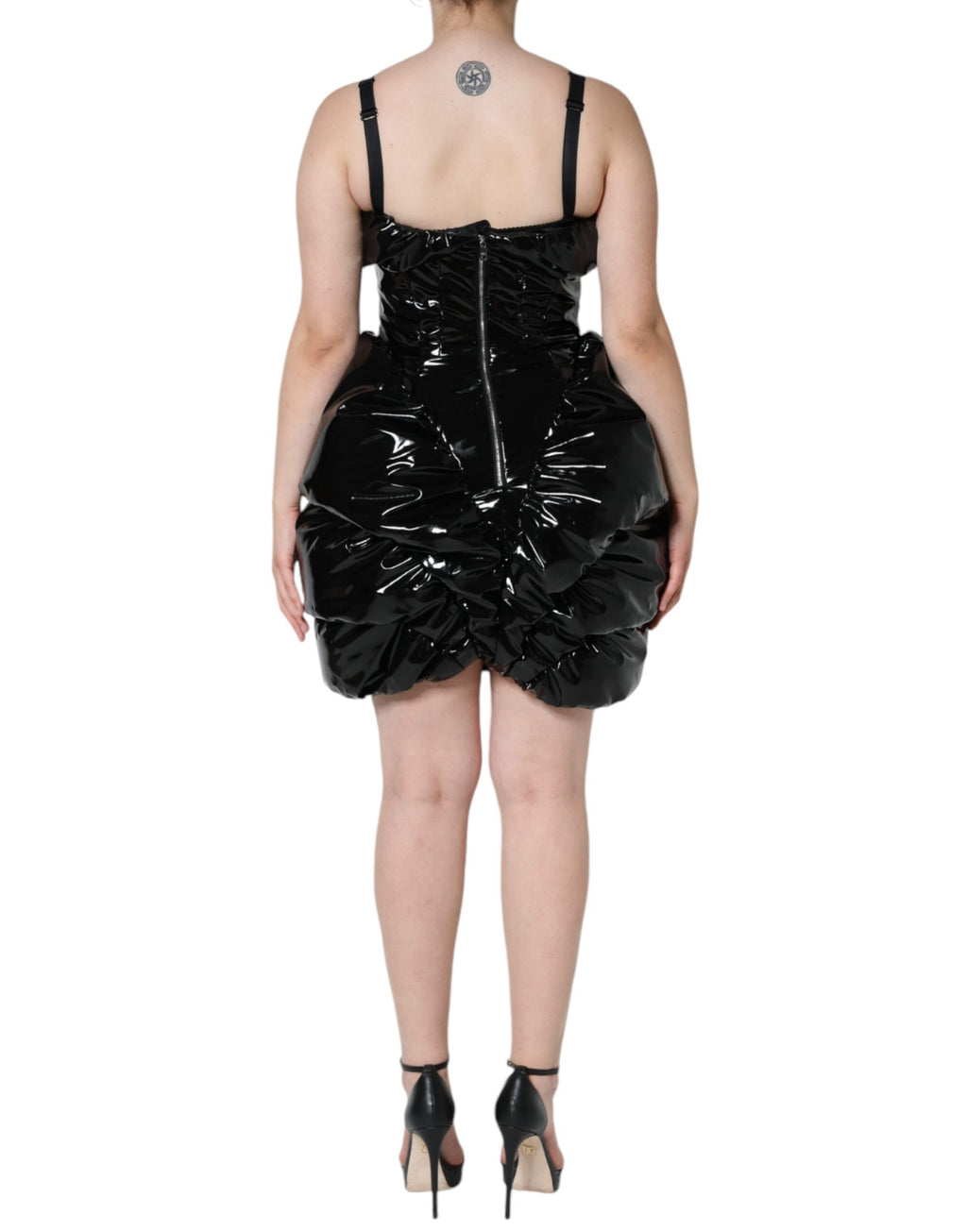 Robe courte noire en polyester avec drapé et finition brillante de la marque Dolce & Gabbana, vue de face.