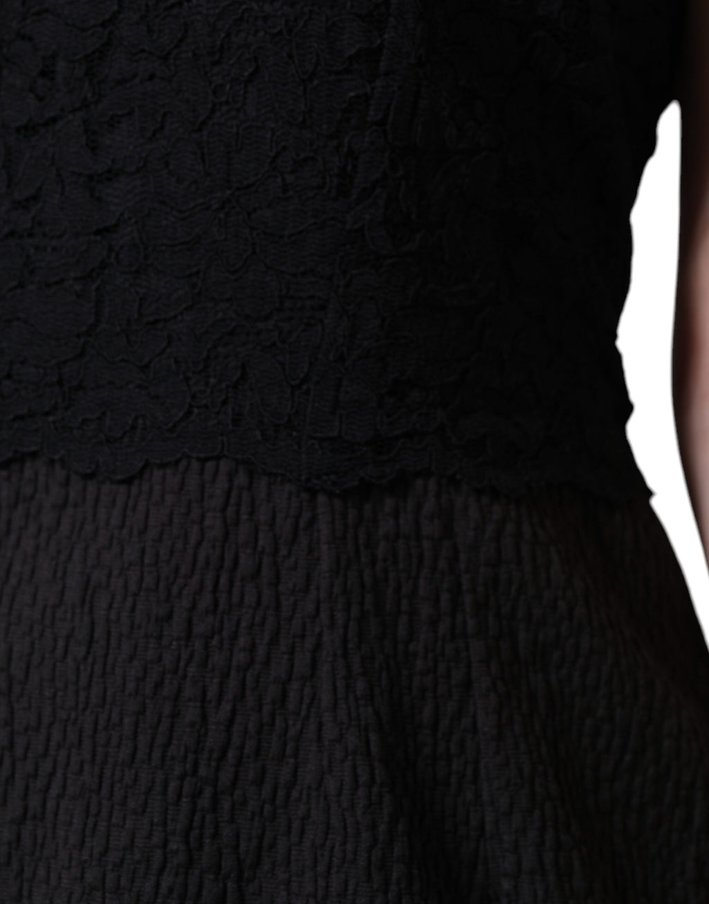 Robe droite en coton noir de longueur genou signée Dolce & Gabbana, silhouette élégante et sophistiquée.