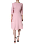 Robe Dolce & Gabbana rose en viscose à coupe évasée et manches 3/4, style élégant et féminin, vue de face.