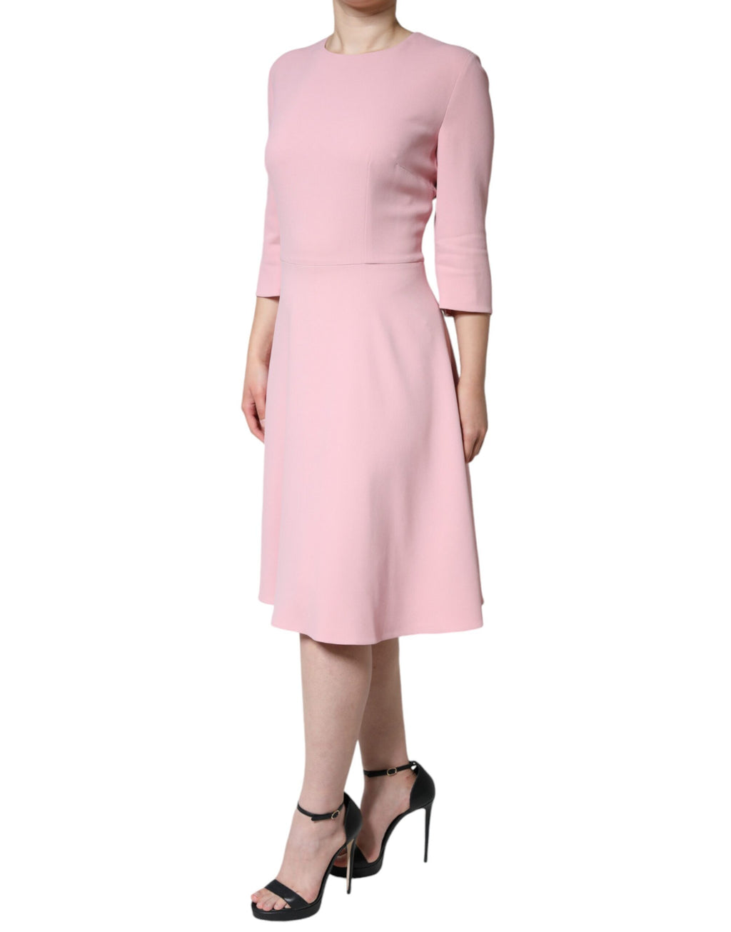 Robe Dolce & Gabbana rose en viscose, coupe en A, manches 3/4, élégante et fluide, vue de face.