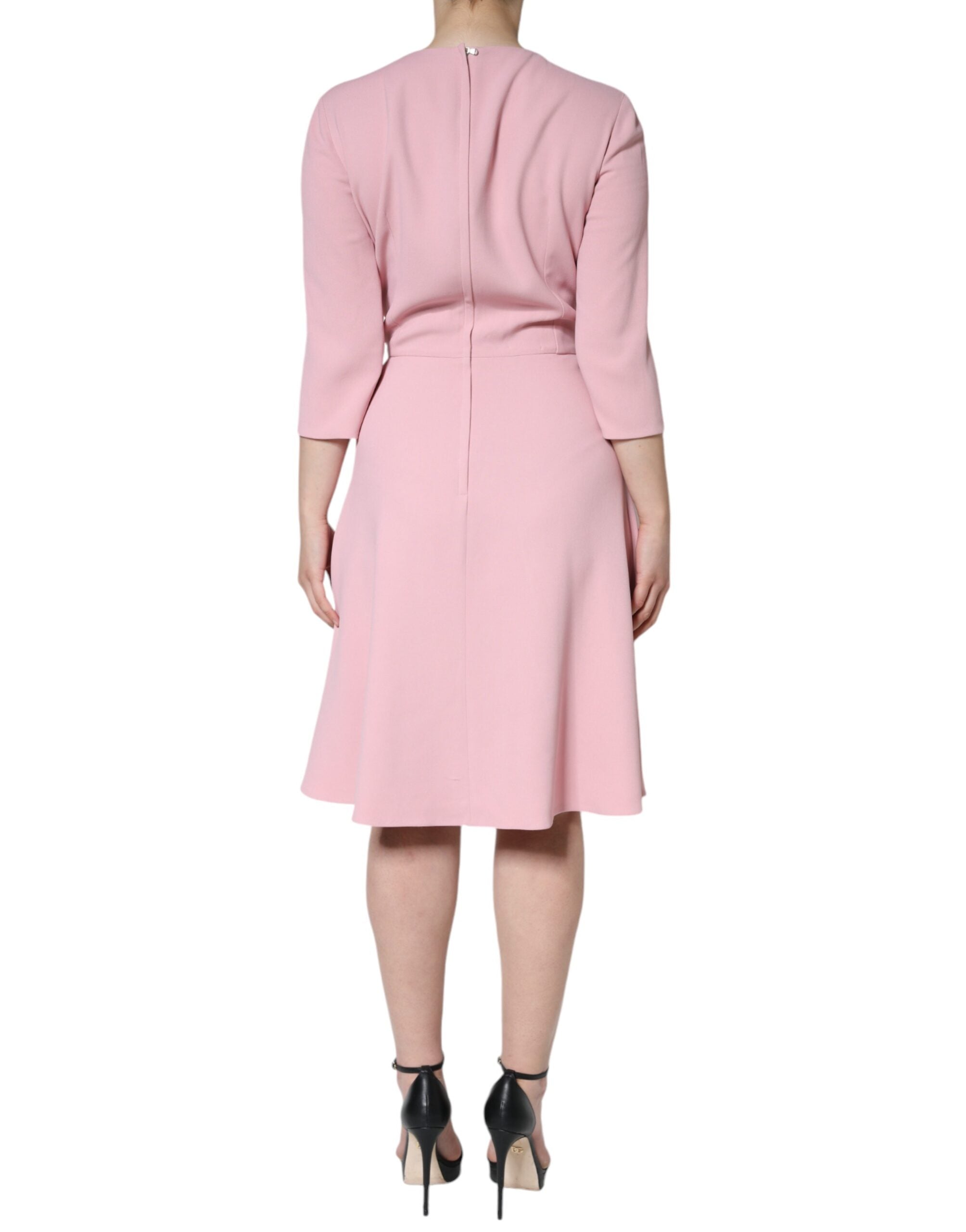 Robe Dolce & Gabbana en viscose rose à coupe évasée avec manches 3/4, élégante et fluide, vue de face.
